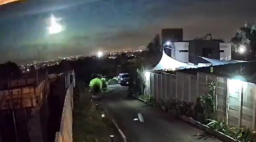 Desde varias provincias se pudo observar el meteoro de este 21 de mayo. El bólido explotó en el Pacífico. Imagen tomada de video en redes sociales.