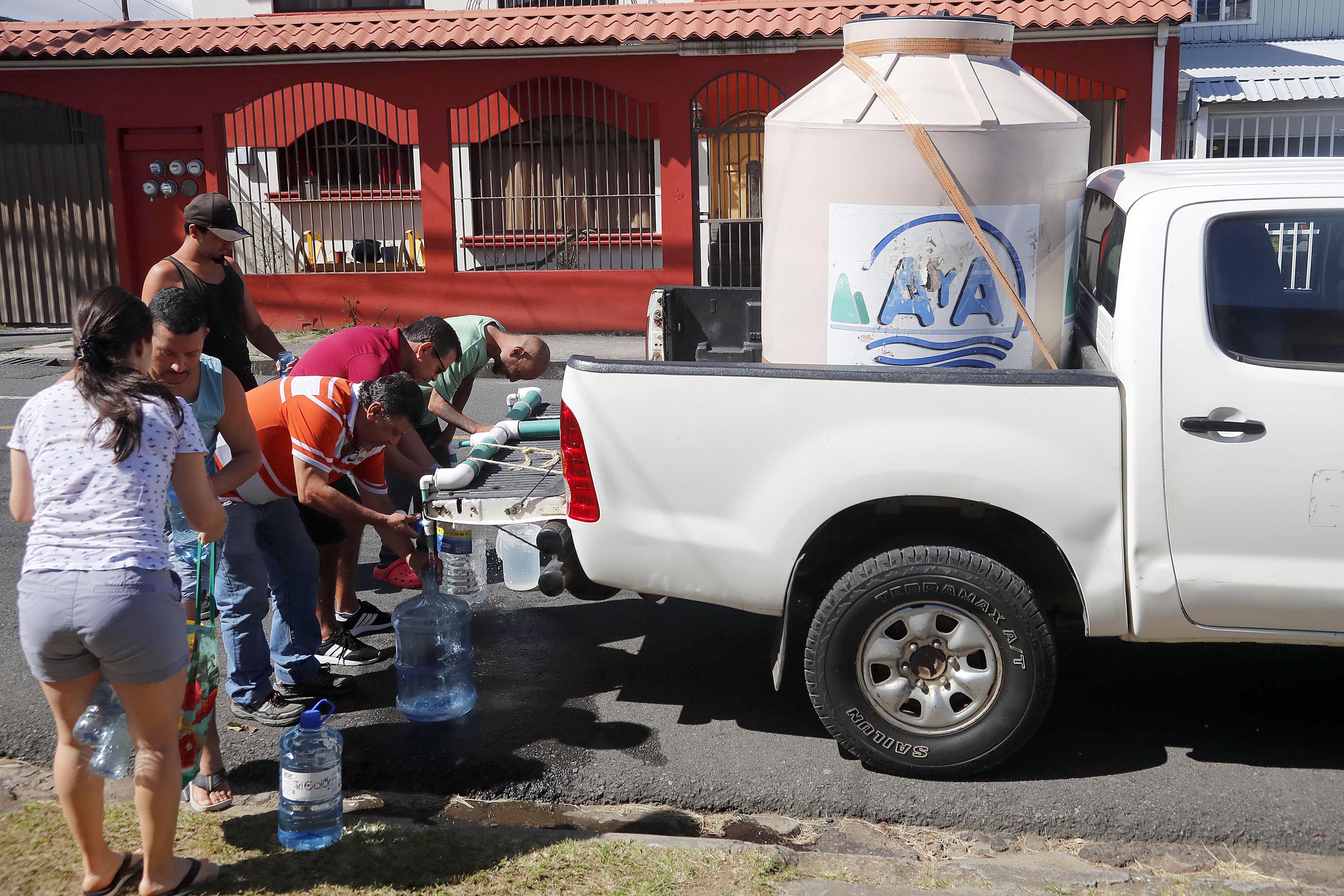 Esta semana los vecinos de Moravia, Guadalupe y Tibás, se vieron afectados por agua contaminada. Foto: 