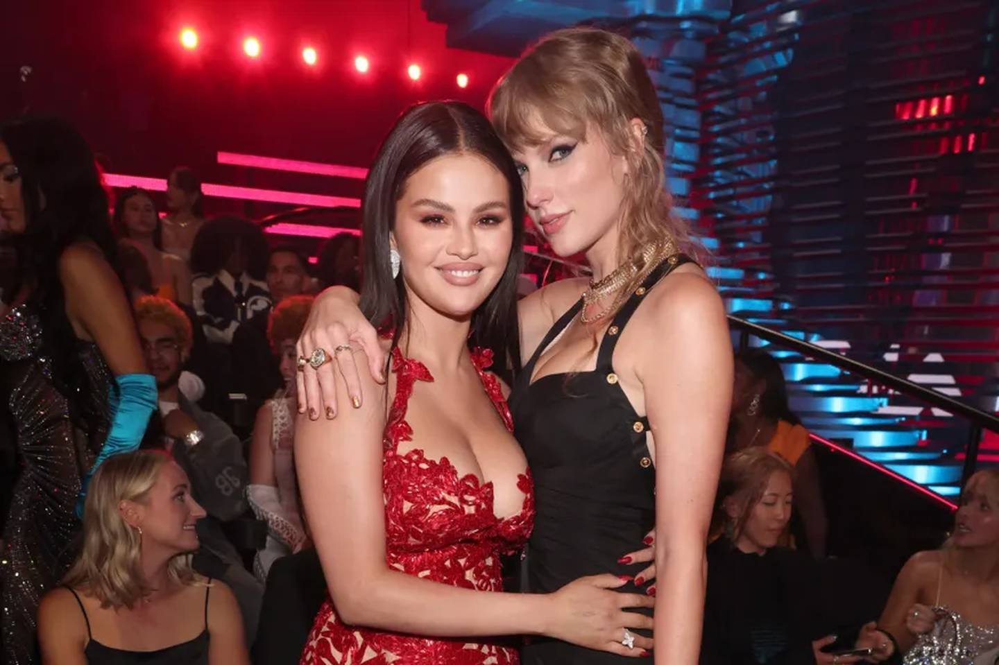 Selena Gómez y Taylor Swift mostraron que son grandes amigas en la previa de la premiación. Foto: Instagram