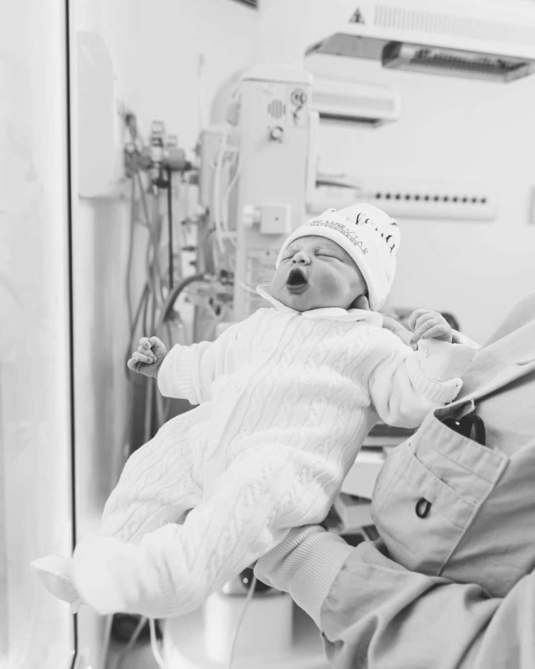 Neymar Jr. presenta a su hija recién nacida, Helena, en la unidad de cuidados intensivos neonatales.