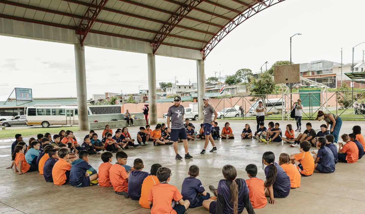 Esteban Luna es el director ejecutivo de la fundación Fútbol Por Mi País, que contribuye a que muchos niños y niñas tengan un mejor futuro.