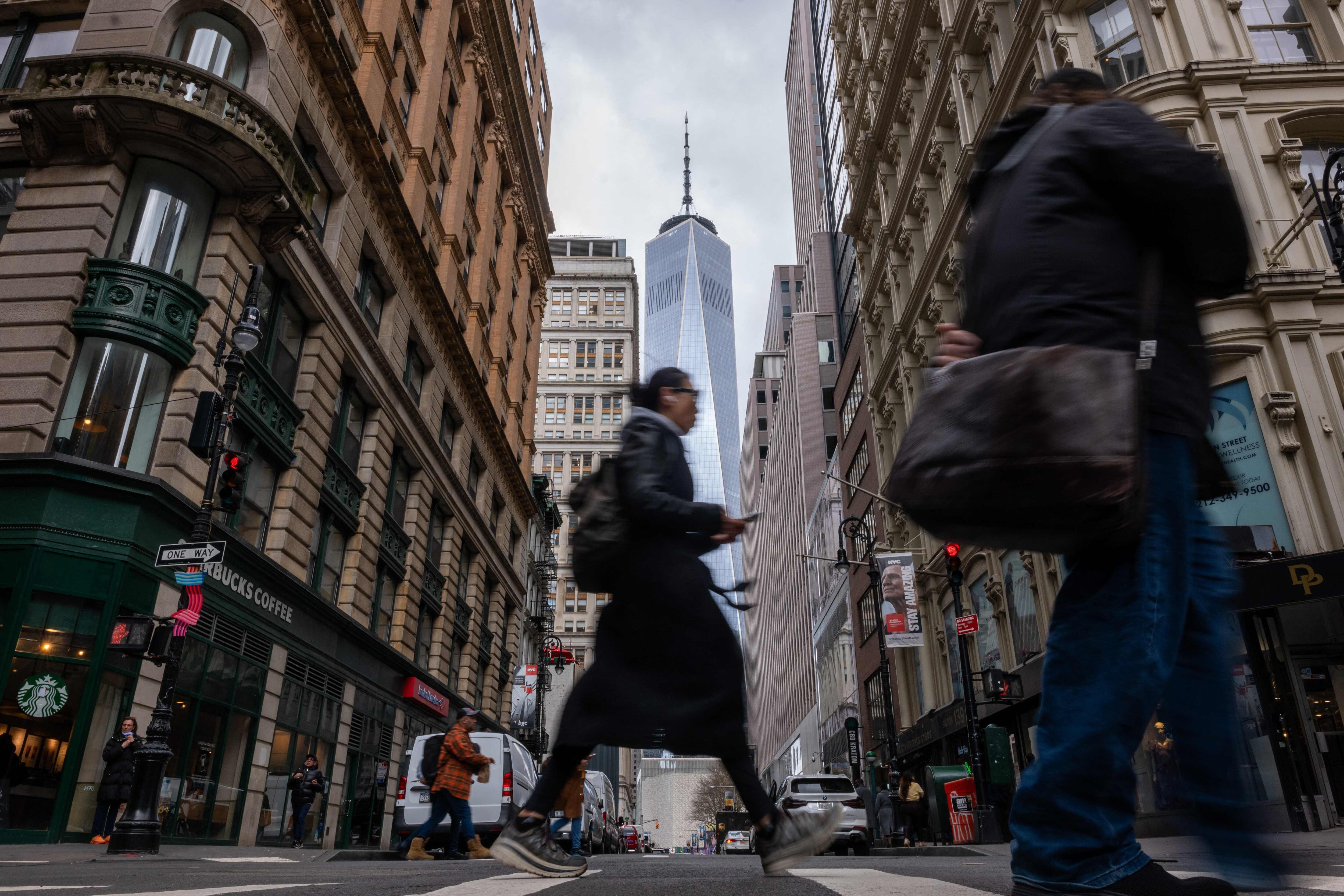 La gente caminaba, este viernes, por el bajo Manhattan momentos después de que la ciudad de Nueva York y partes de Nueva Jersey experimentaran un fuerte sismo de magnitud 4,8. Foto: