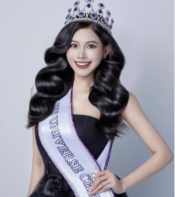 En el Miss Universo 2024  Jia Qi no pudo participar debido a atrasos con los permisos de viaje, por eso este año será parte del certamen.


