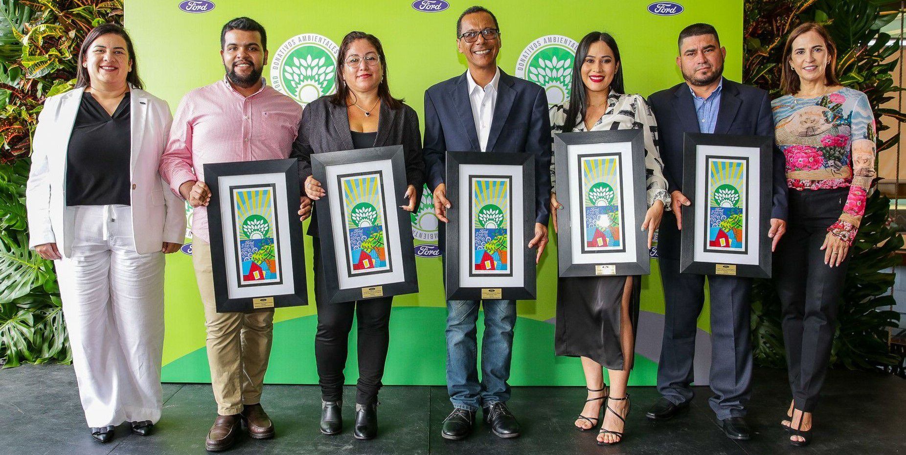 Los cinco ganadores de Donativos Ambientales Ford de este año junto a Rosángela Guerra, directora general de Ford para Centroamérica y el Caribe (izquierda) y Vivian Dávila, gerente de comunicaciones para la región (derecha).