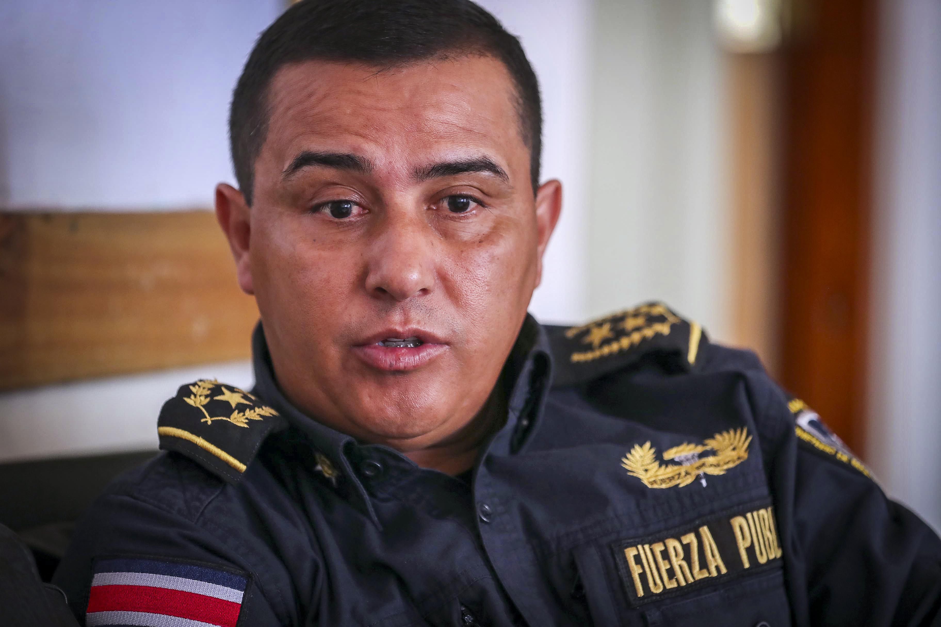Erick Calderon,  quien tiene más de 30 años de trabajar para la Fuerza Publica, dice que seguirán hostigando las veces que sea necesario a los grupos delictivos en Alajuelita. Foto:
