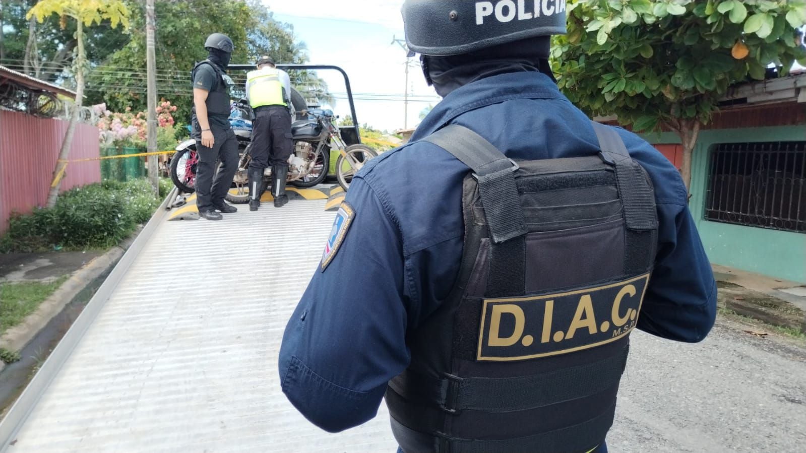 Los agentes decomisaron dos motocicletas durante el allanamiento efectuado en Chacarita. Foto: Andrés Garita, corresponsal GN. 