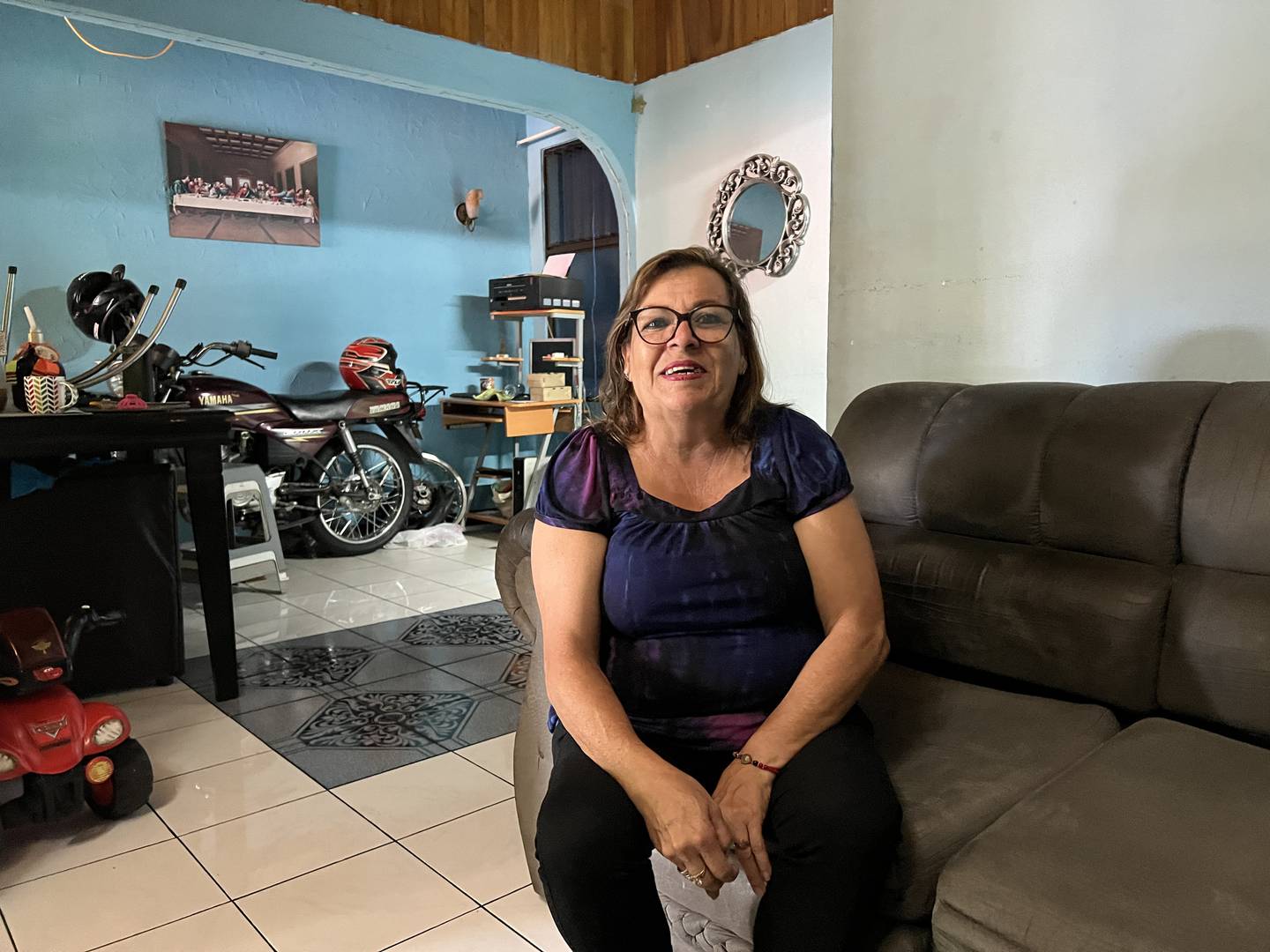 Maribel Rojas, la mamá de Michael Barrantes atendió a La Nación en su casa, en la urbanización Zorobarú.