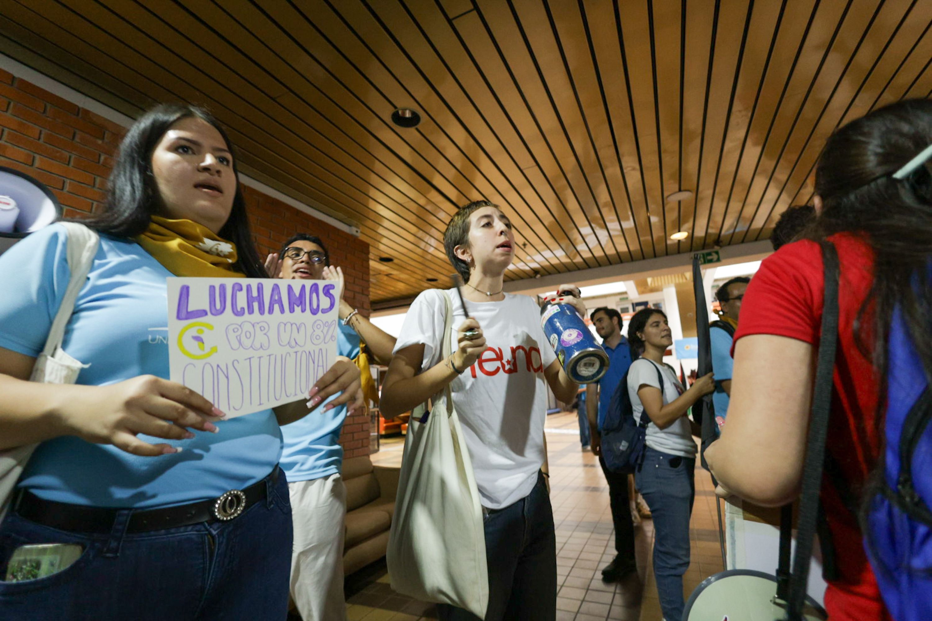 Según Raquel Loría (no aparece en la foto), presidenta de la Federación de Estudiantes de la Universidad Nacional, 80 estudiantes acudieron a Conare para reclamar por el presupuesto para las universidades públicas. 
