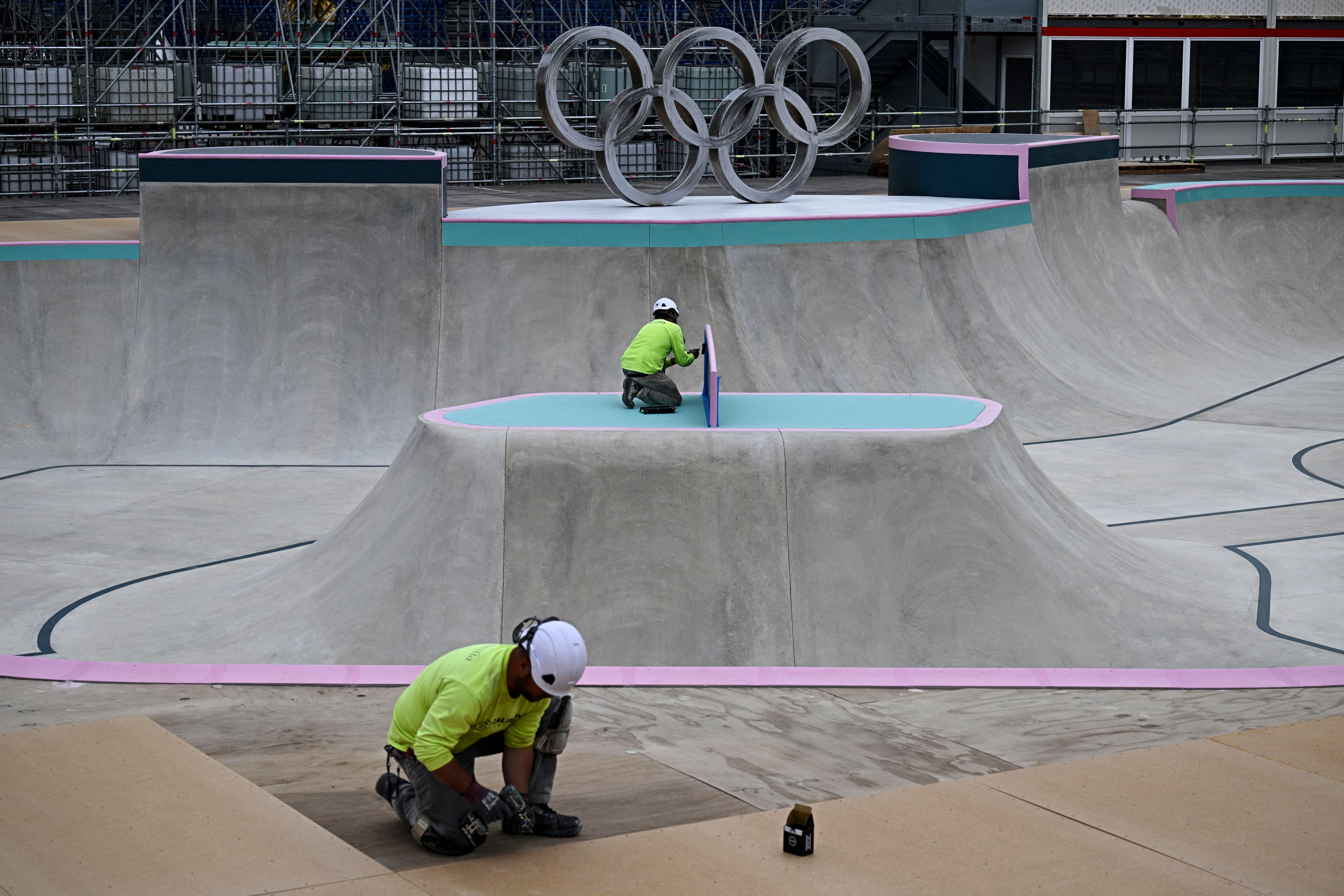 En la fotografia, trabajadores realizan obras en el parque para 'skateboarding' en construcción para los próximos Juegos Olímpicos de París 2024 en el Parque Urbano La Concorde en París.
