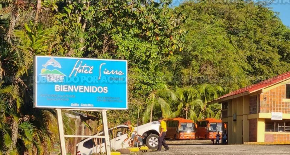 El automotor se fue en reversa a cuneta en el estacionamiento del Hotel Sierra en Golfito (Puntarenas). Fotografía: Cortesía.

