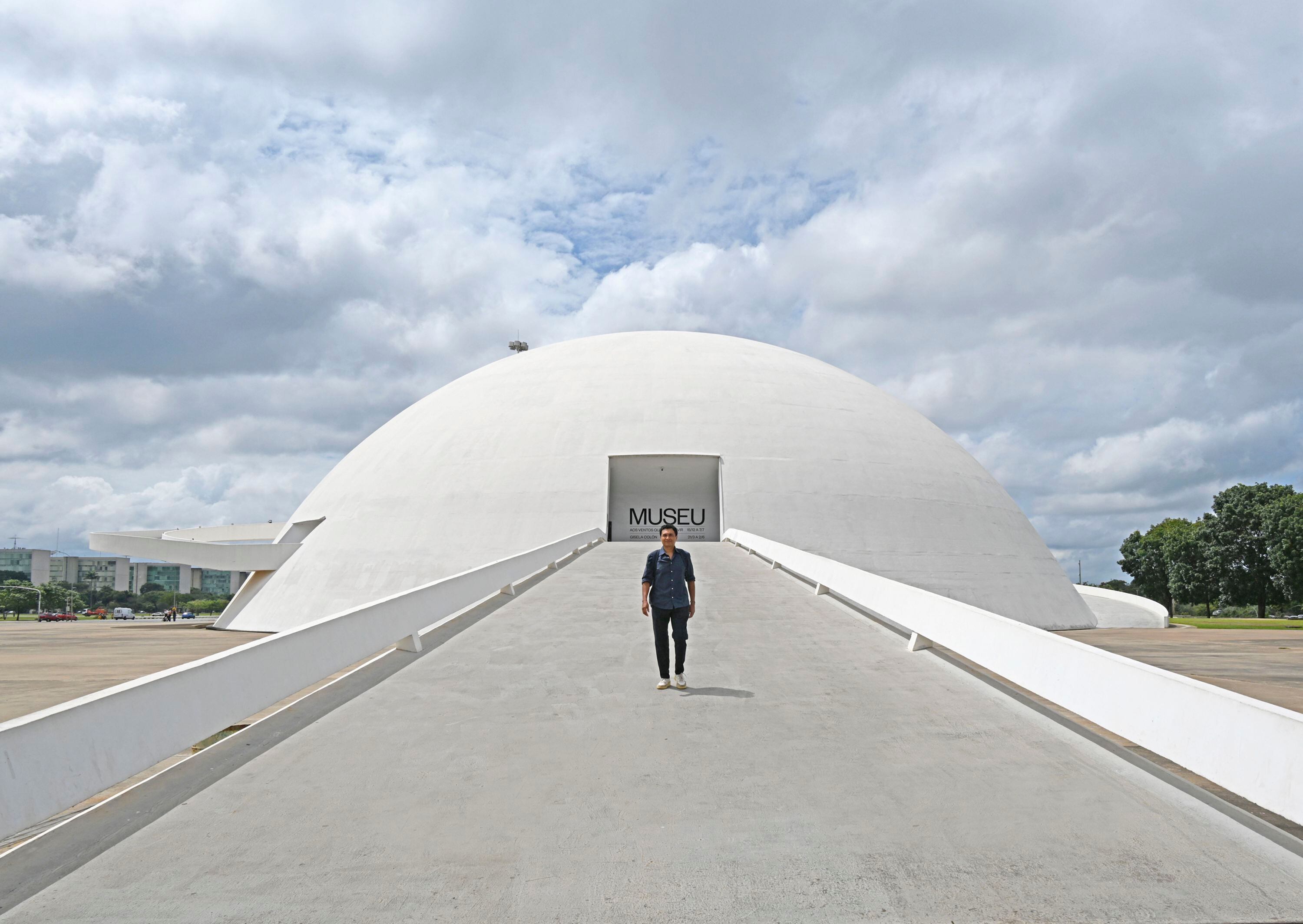 Osvaldo Orias frente al Museo Nacional de Brasil, cuyo edificio fue concebido por el arquitecto brasileño Oscar Niemeyer. Foto: Cortesía del artista.