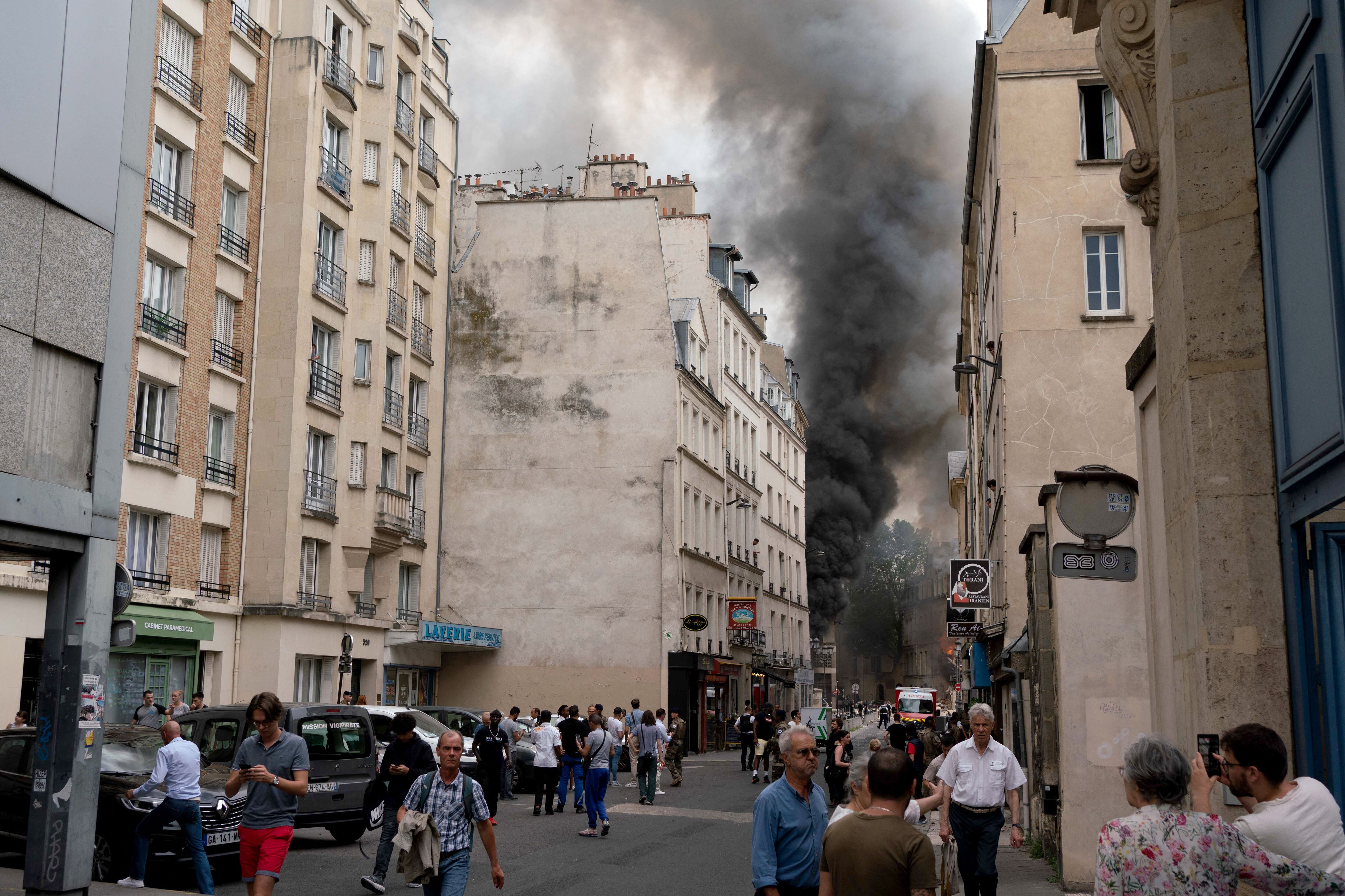 Estalló un gran incendio de origen desconocido en un edificio en el centro de París, parte del cual se derrumbó.