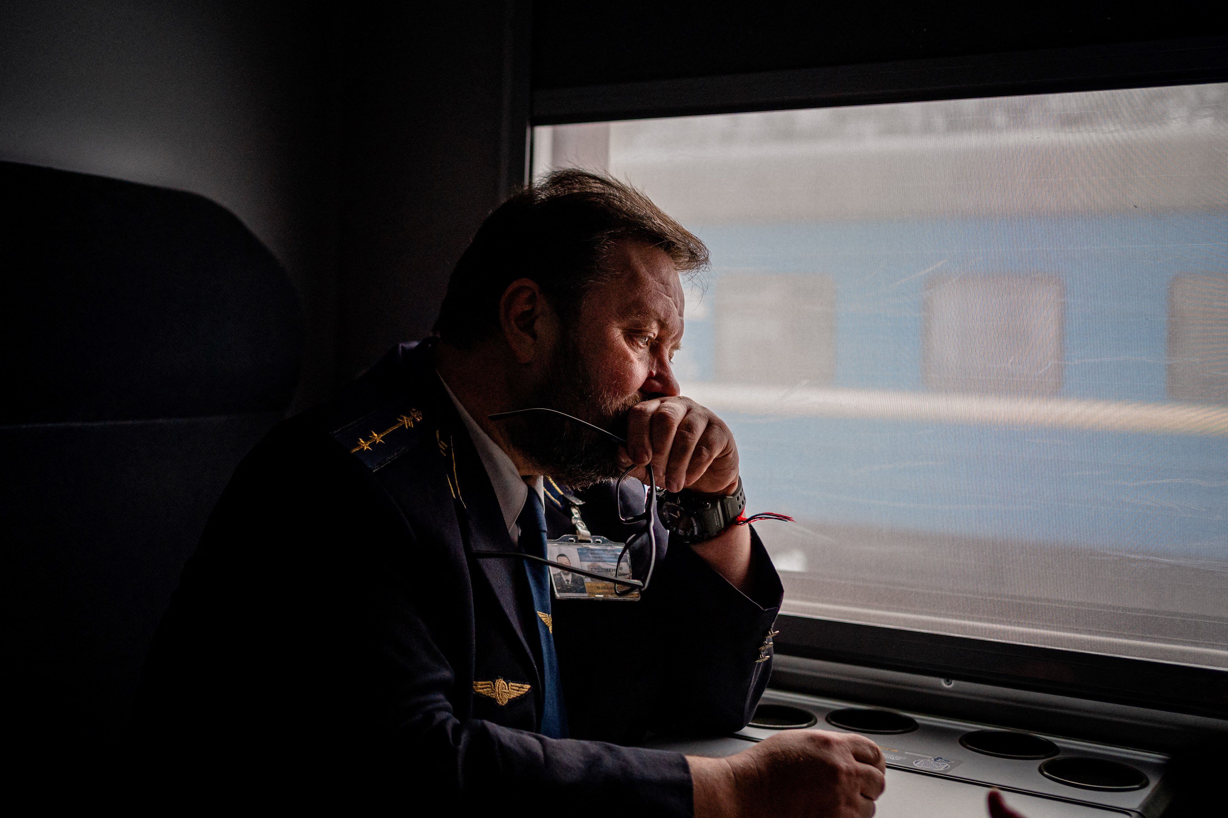 Un conductor de tren ucraniano, Andriy Yeryomenko, habla durante una entrevista con AFP en Kiev el 8 de febrero de 2023, en medio de la invasión rusa de Ucrania.