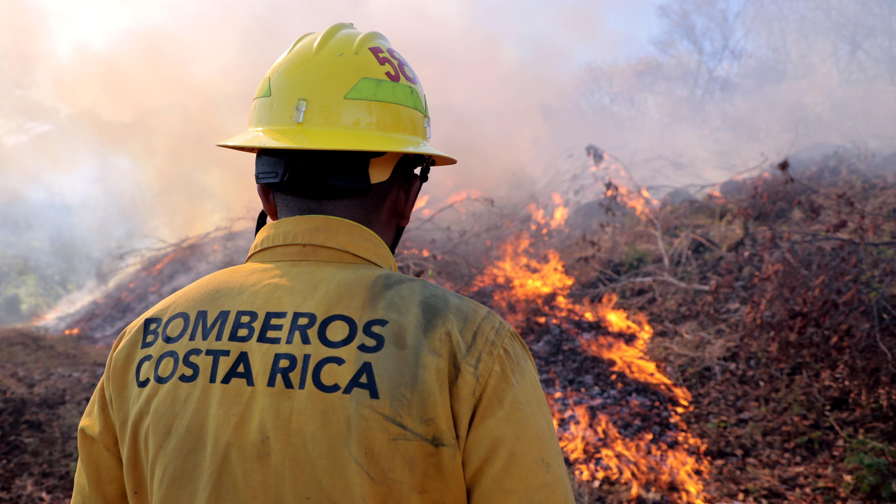 Bomberos prohíbe a los hombres el uso de barba. Foto: 