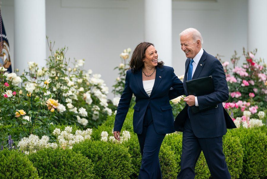 Joe Biden conversa con Kamala Harris en los jardines de la Casa Blanca. Foto: Joe Biden en X.