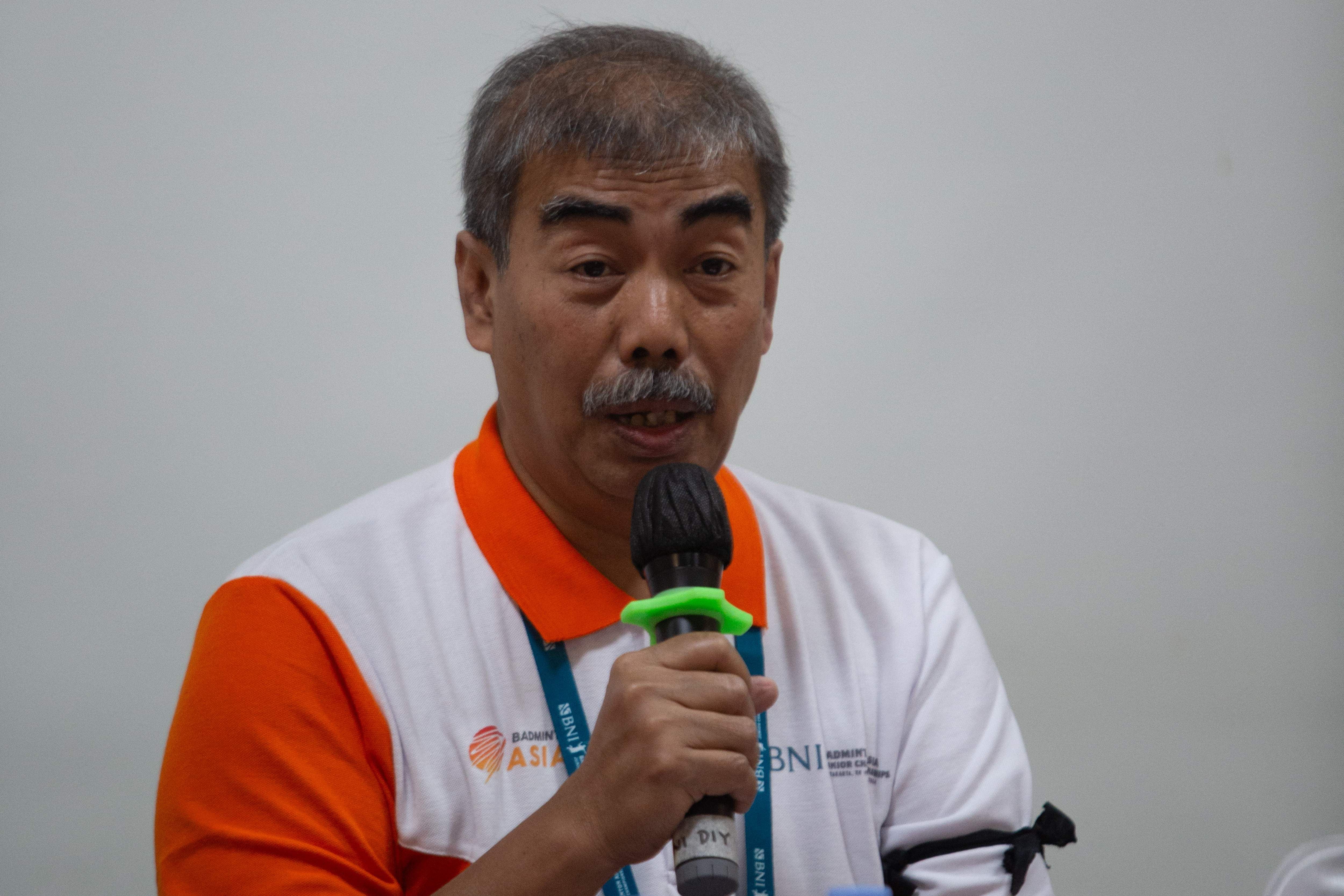 Broto Happy, portavoz de la PBSI, discute las medidas tomadas durante el trágico evento en el torneo internacional de bádminton en Indonesia.