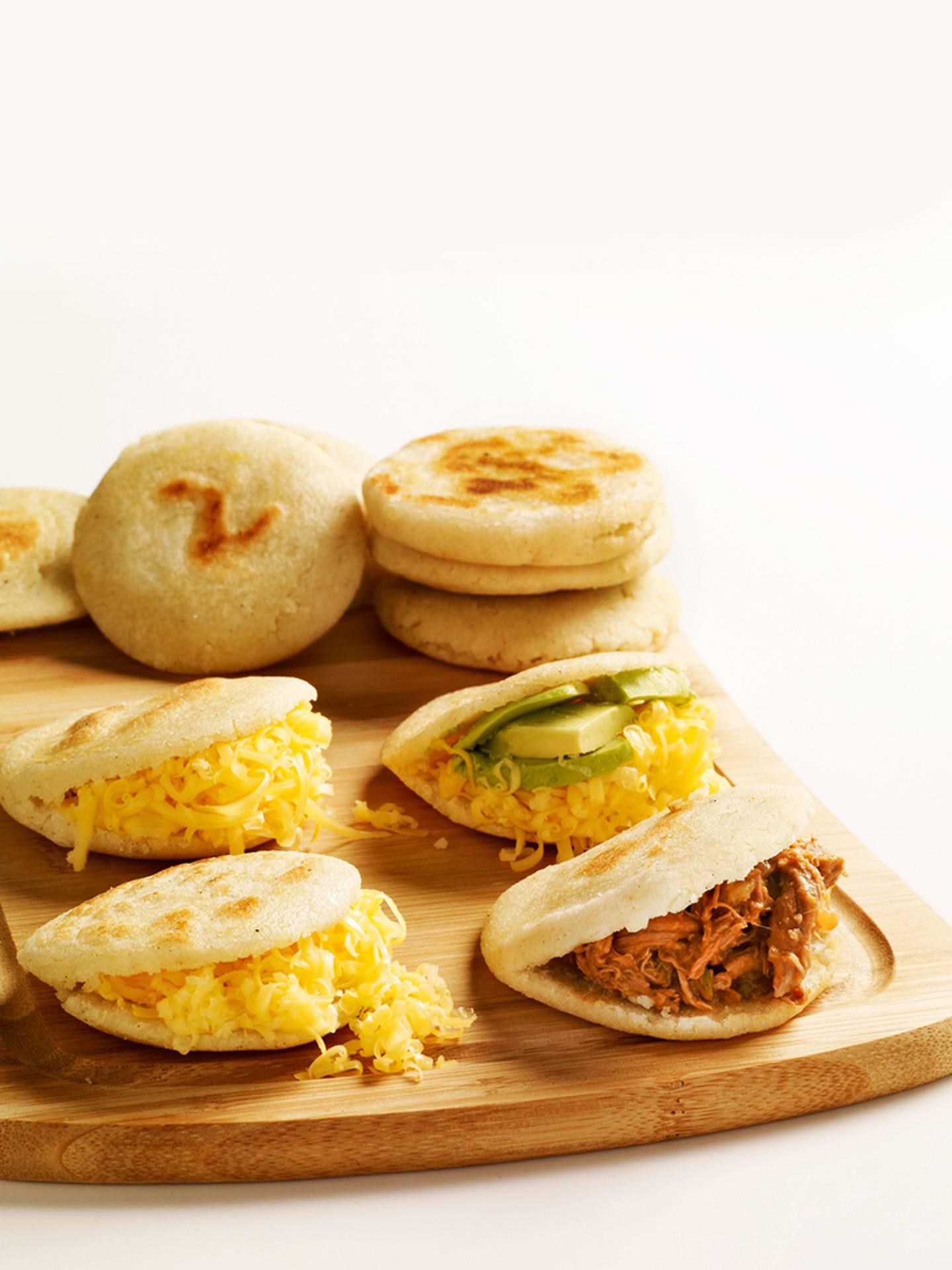 Arepas Venezolanas Con Queso Y Aguacate O De Carne Mechada La Nación 