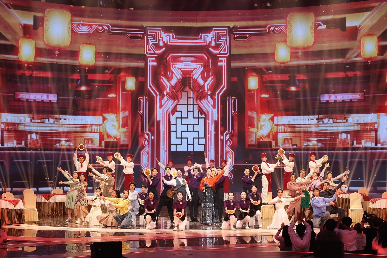 José Cañas cantó en un escenario en el que convergieron la música y el teatro. El programa podrá verse este 27 de enero por CCTV. Foto: Cortesía