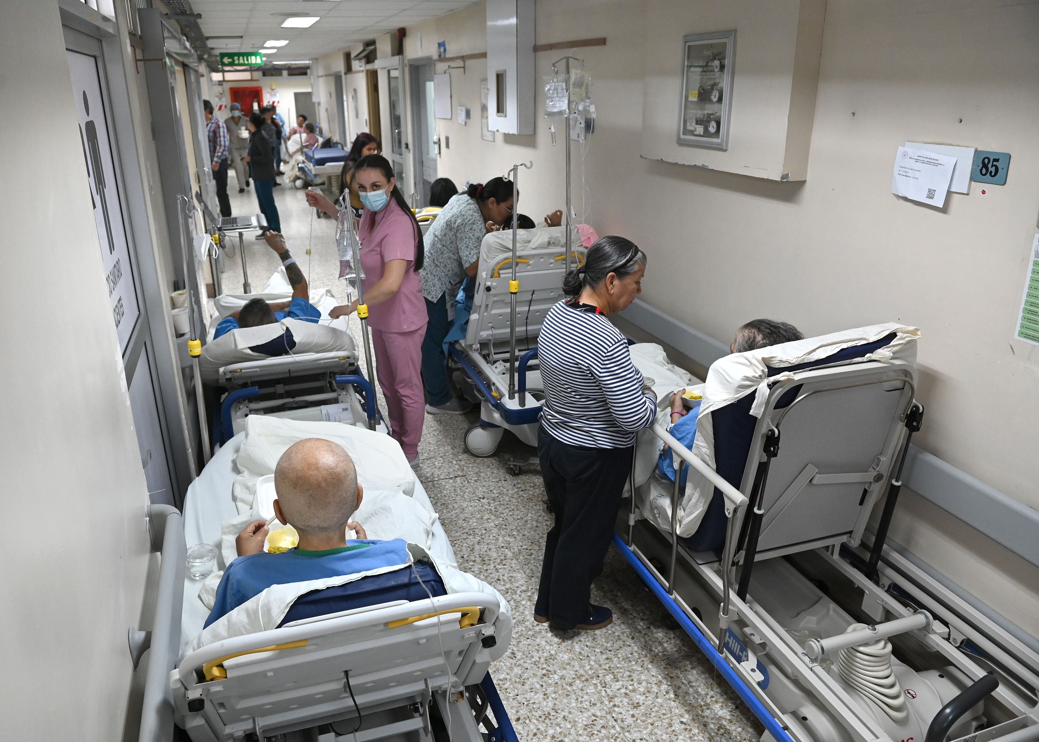 En febrero anterior, el servicio de Emergencias del Hospital San Juan de Dios reportó una importante saturación por la alta demanda de pacientes. La presencia de camillas en los pasillos del servicio es una escena frecuente.