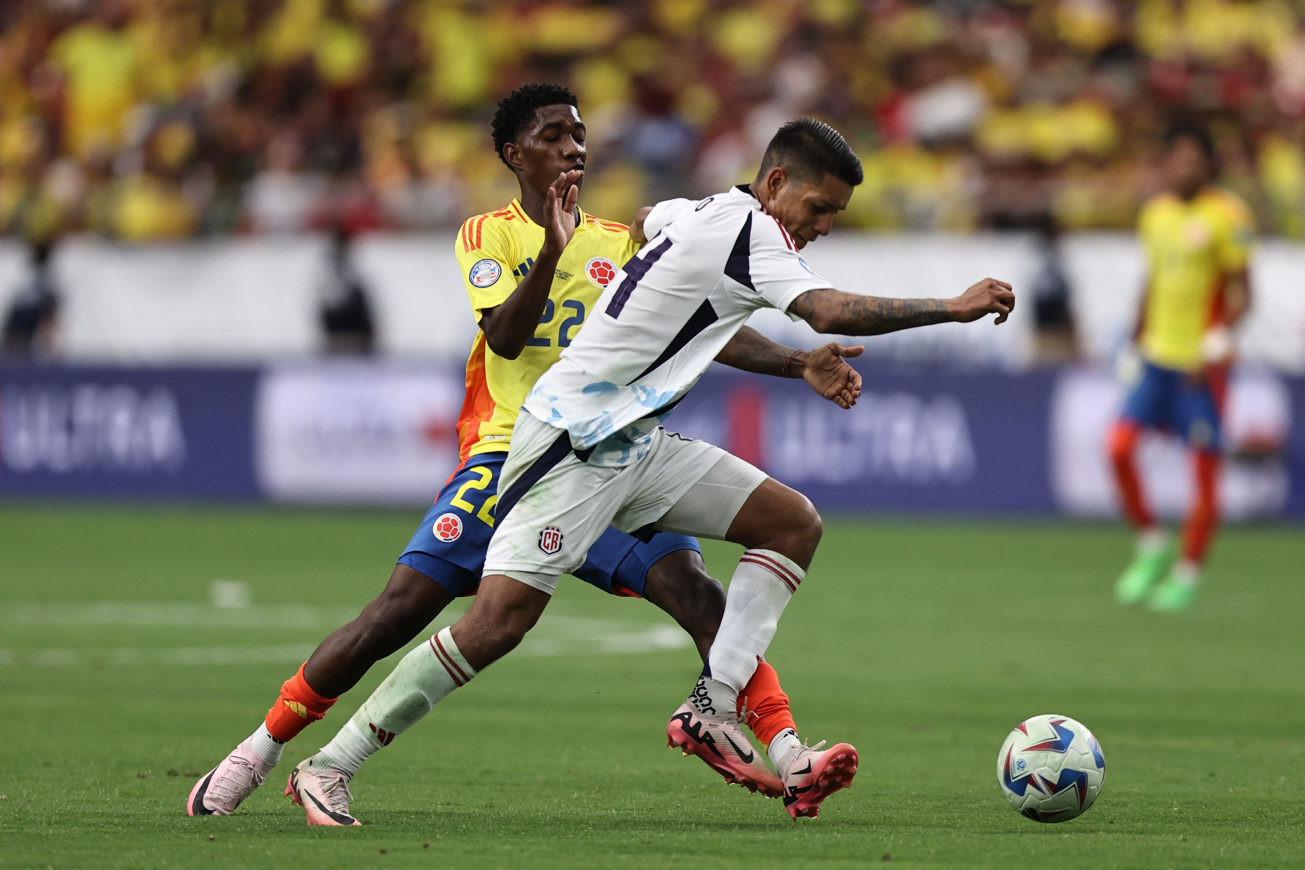 Orlando Galo disputa el balón con Yaser Asprilla en el partido entre Colombia y la Selección de Costa Rica en la Copa América.