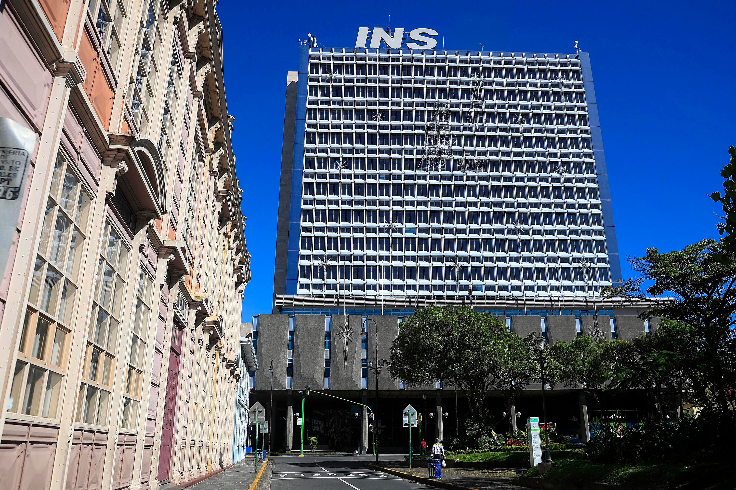 Sede central del INS, en San José. La entidad perdió espacio en el mercado de los seguros. Foto: 