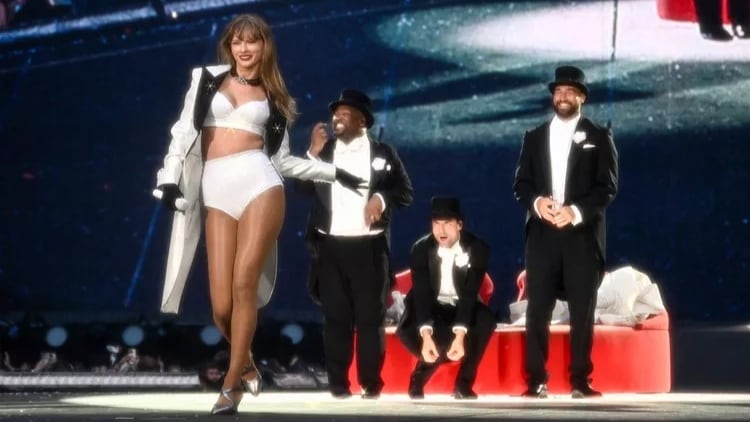 Travis Kelce sorprende al aparecer como bailarín en el concierto de Taylor Swift en Londres, demostrando su apoyo público hacia su pareja.