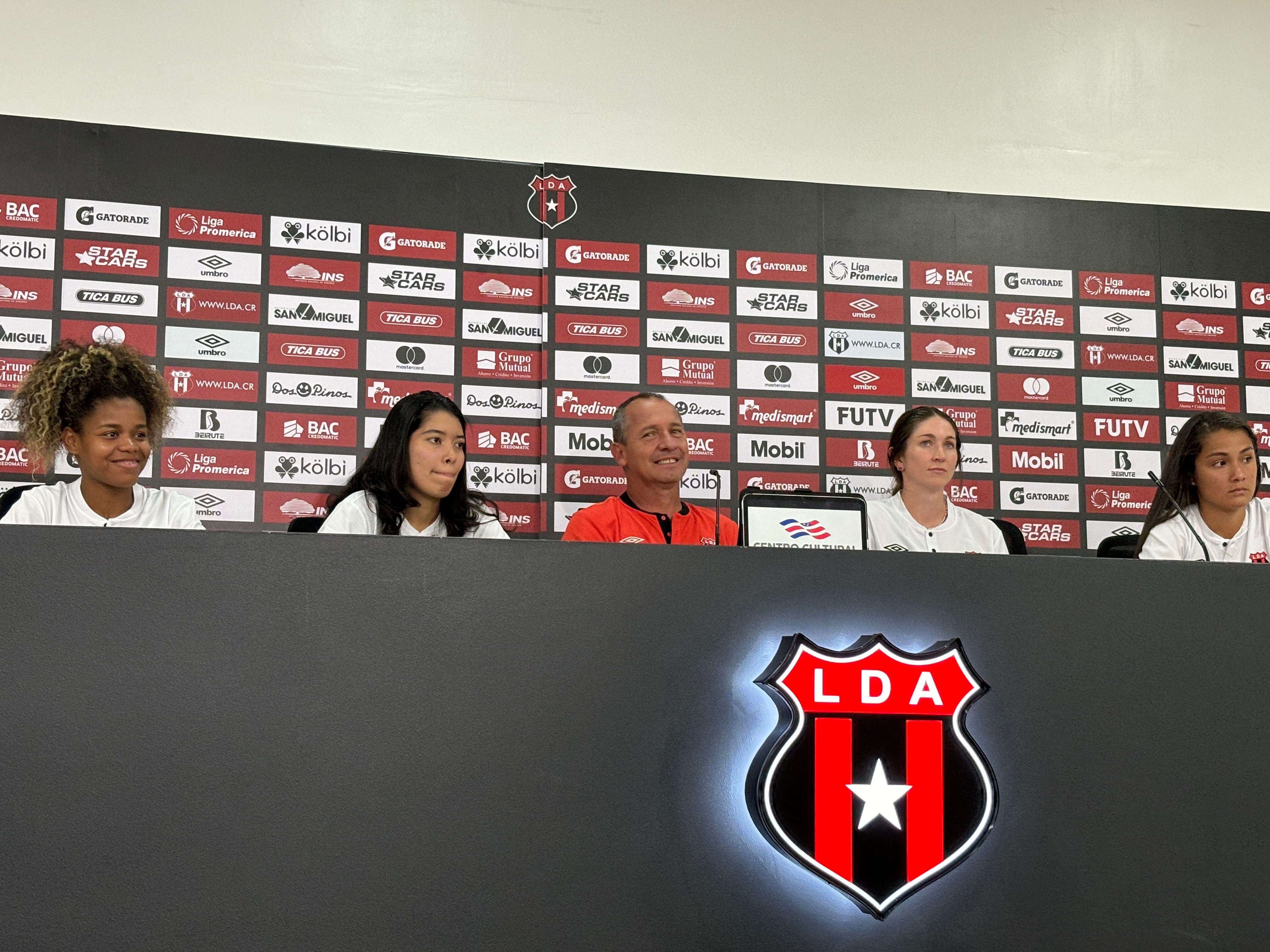 Wílmer López se encargó de presentar a las nuevas integrantes del equipo femenino de Liga Deportiva Alajuelense: Yoanka Villanueva, Dayana Pérez, Kari Nicole y Ángela Mesén.
