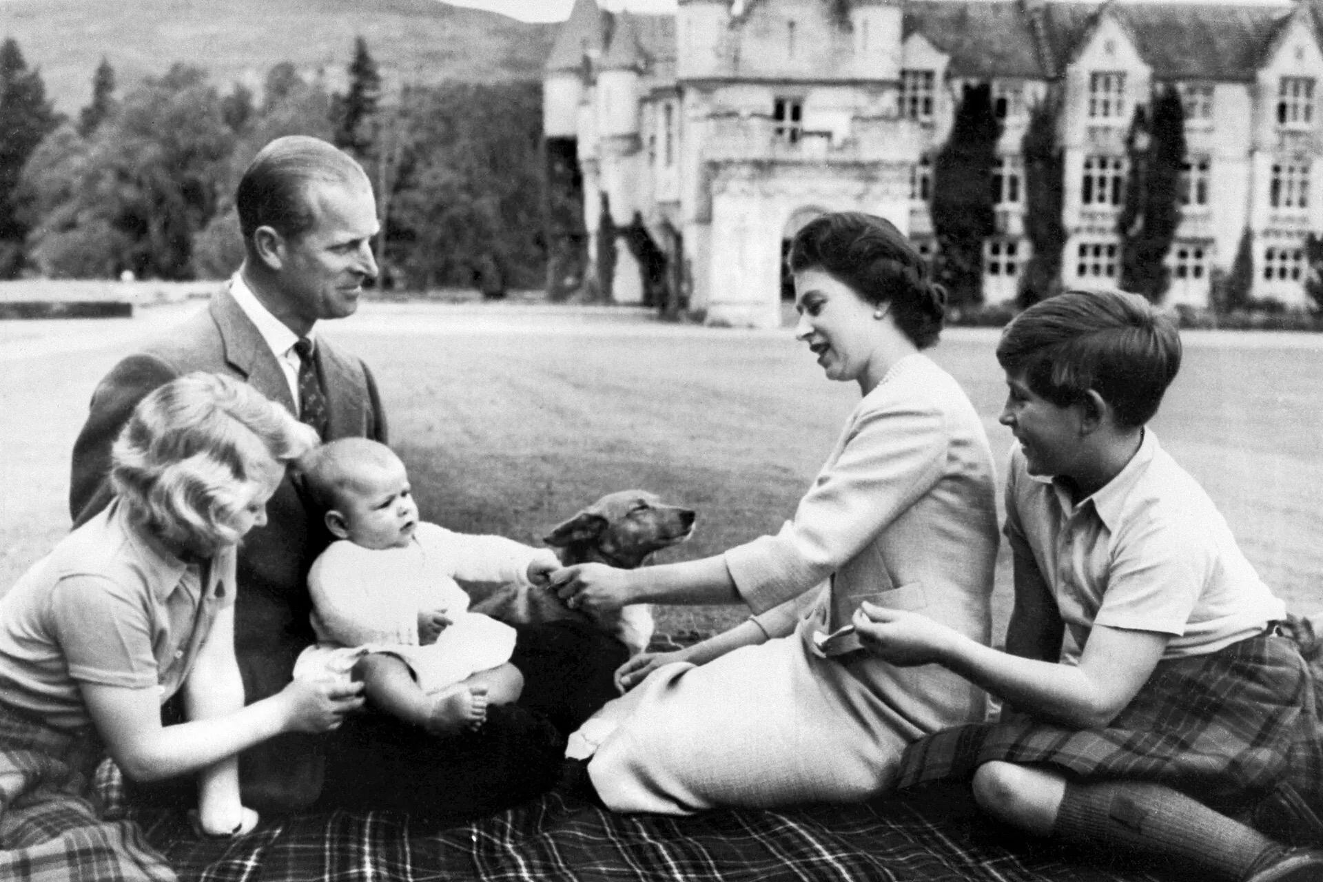 La Reina Isabel II, el Príncipe Felipe y sus tres hijos, el príncipe Carlos, la princesa Ana y el príncipe André posan en los terrenos del castillo de Balmoral, cerca del pueblo de Crathie en Aberdeenshire, el 9 de septiembre de 1960. Foto: AFP