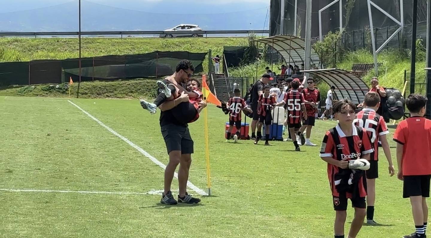 Michael Barrantes abrazó y alzó varias veces a su hijo Arjen, luego del partido en el que Liga Deportiva Alajuelense avanzó a la final del torneo U-12.