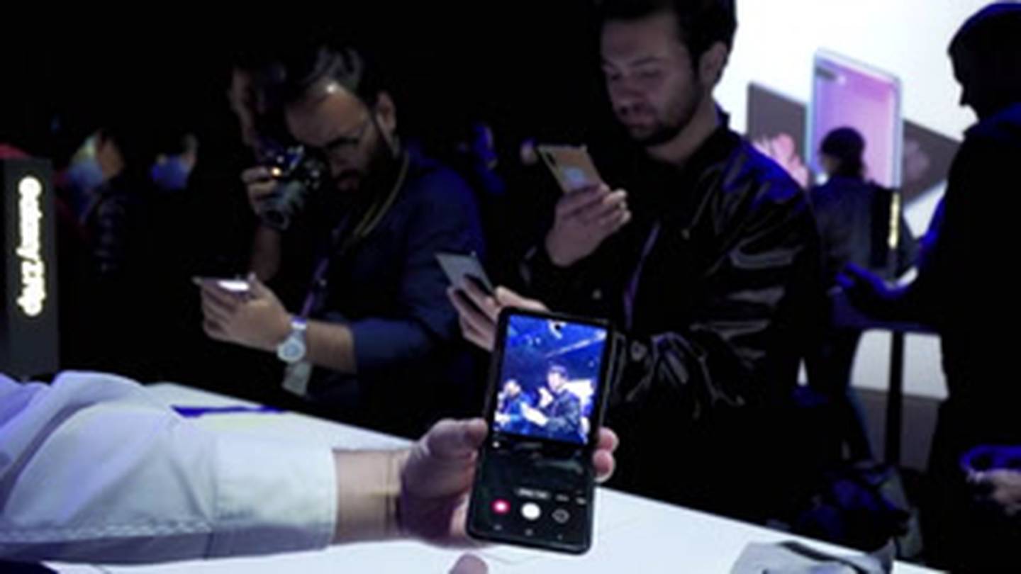 Samsung renueva su smartphone plegable más pequeño - LA NACION