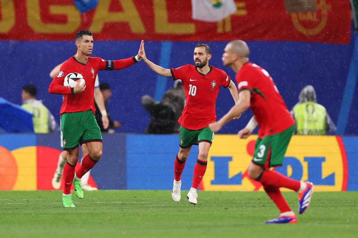 Cristiano Ronaldo (izquierda) no pudo anotar en el duelo entre Portugal y República Checa, pero igual celebró el empate en el debut de la Eurocopa con Bernardo Silva.