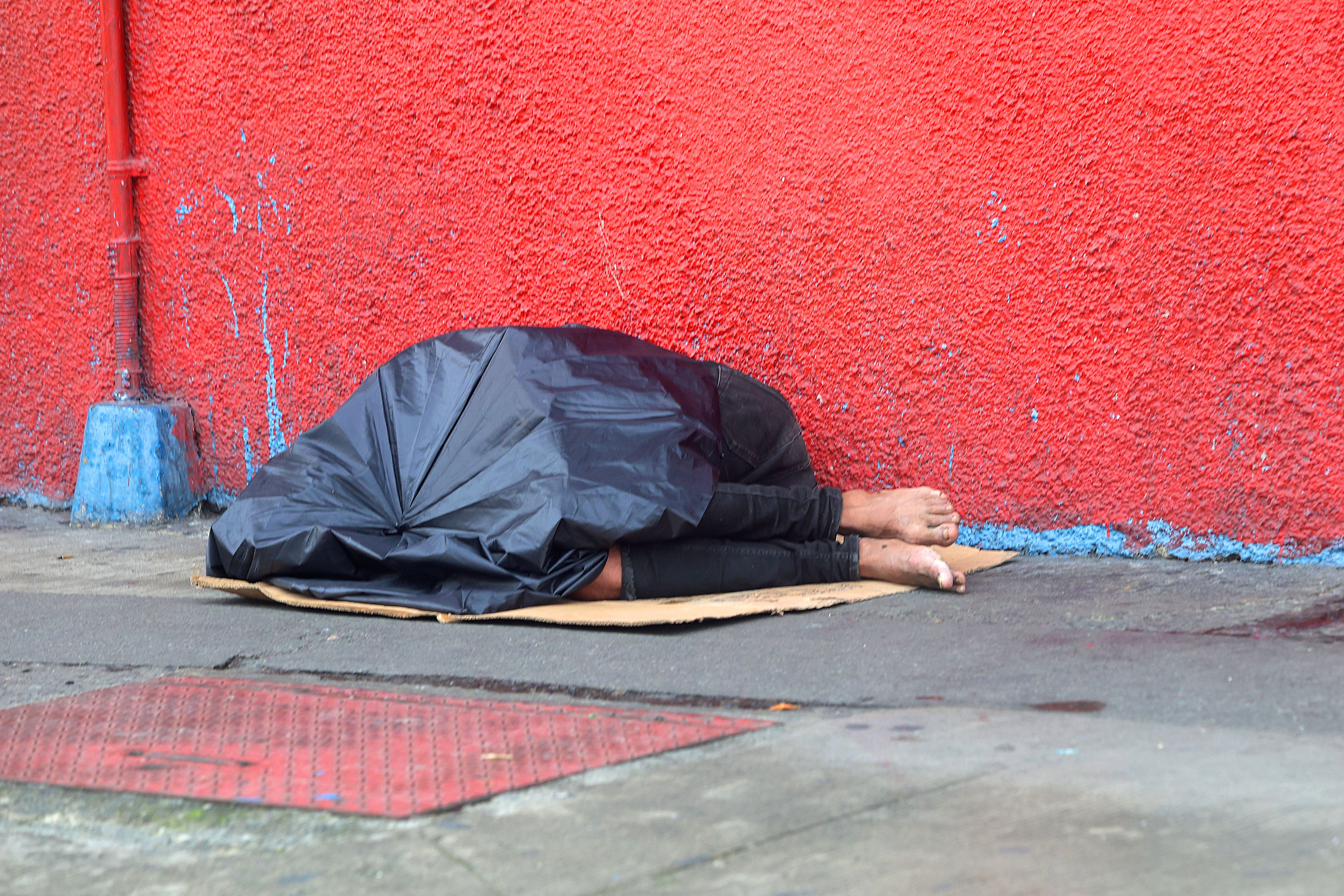Un censo reciente realizado por la Policía Municipal ubicó a 800 personas dormidas en la calle al amanecer. 
