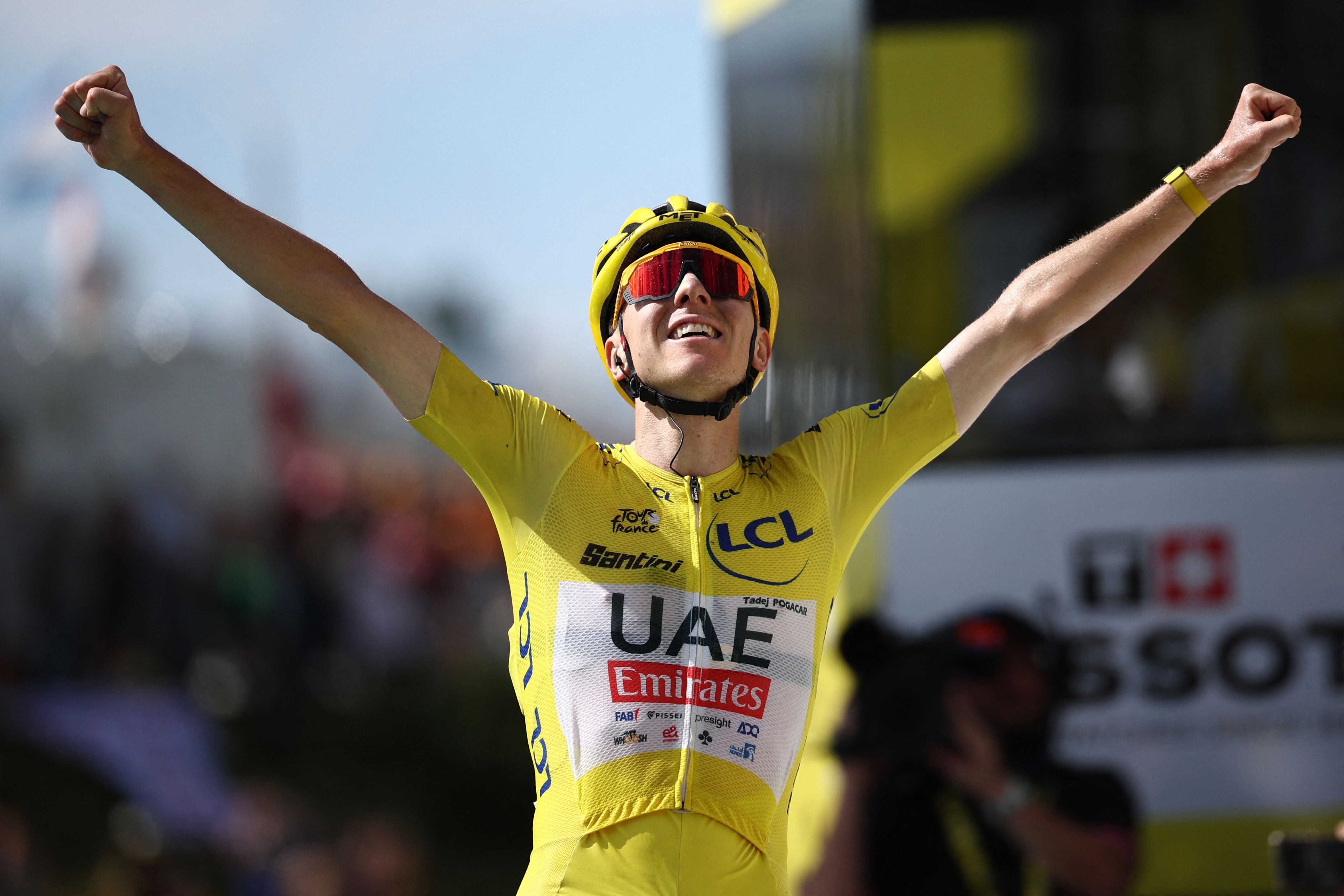 Tadej Pogacar celebró su victoria en la etapa 15 del Tour de Francia. 