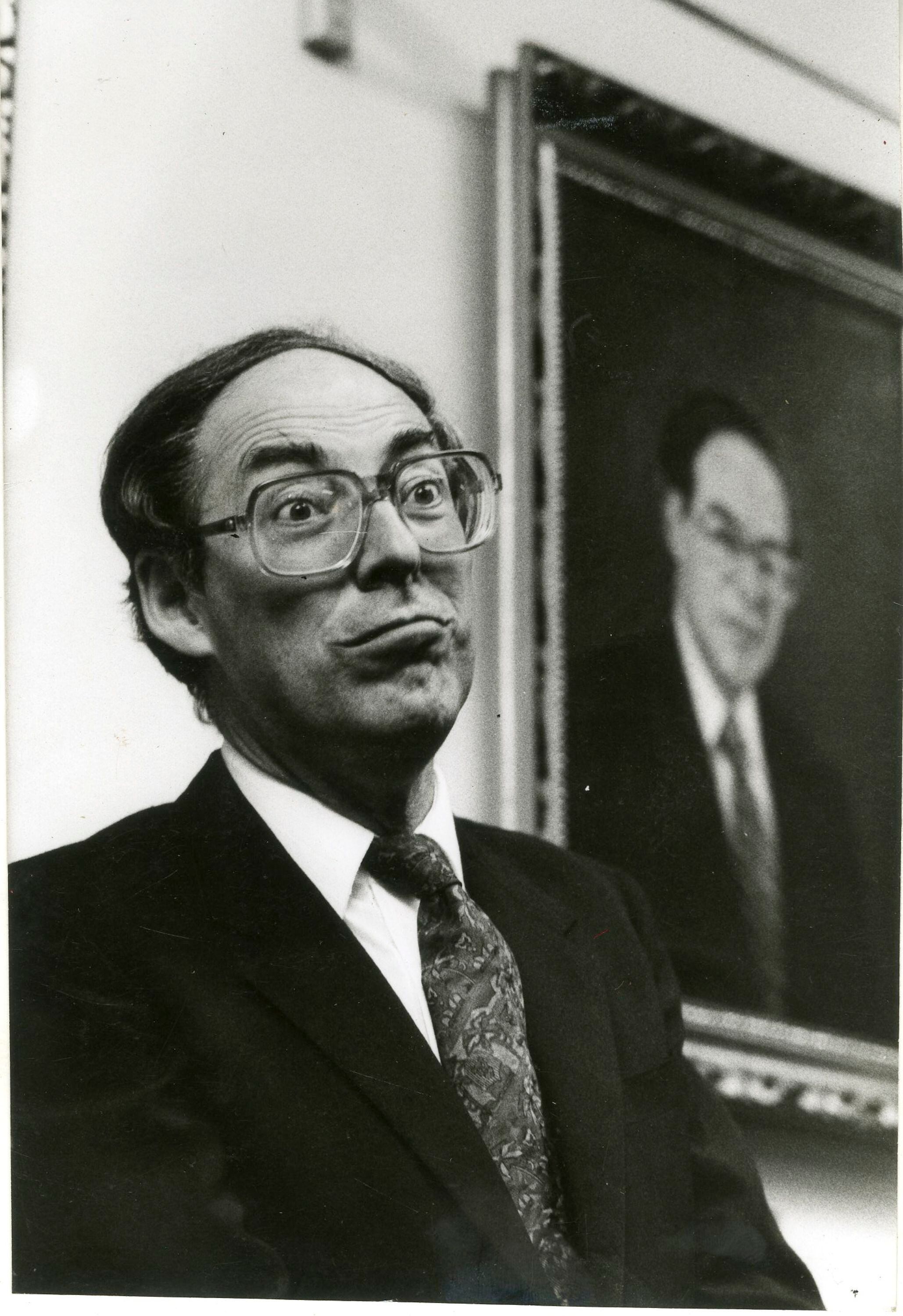 Eduardo Lizano es un hombre práctico, balanceado y goza de buen humor. Aquí en una foto tomada el 30 de enero de 1991, en el Banco Central.