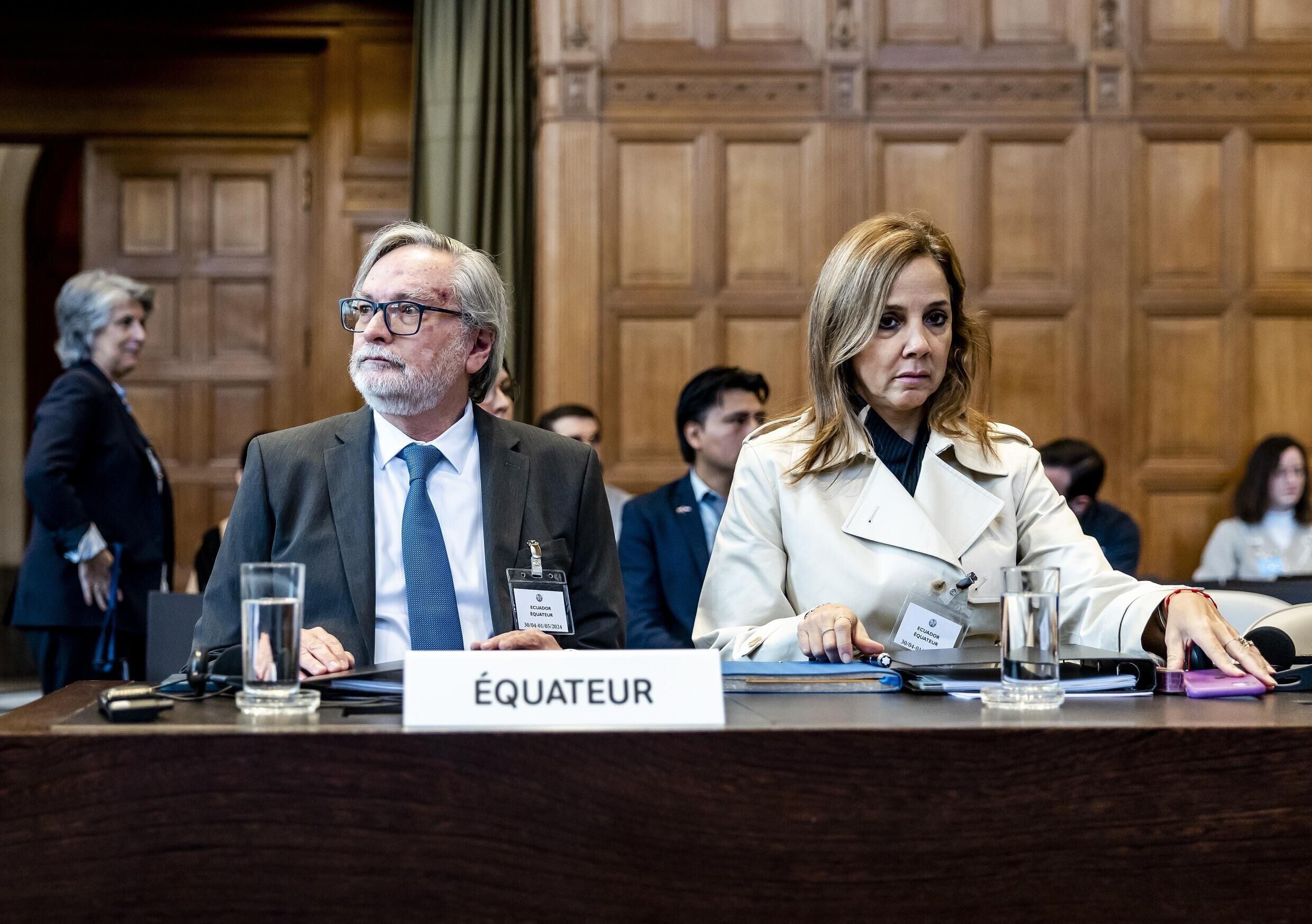 El embajador ecuatoriano en Países Bajos, Andrés Terán, y la directora de Asuntos Internacionales y Arbitraje, Ana María Larrea, son parte de la representación legal del país sudamericano ante la CIJ en el caso de la invasión a la embajada mexicana. Foto: Remko de Waal/Anp/AFP