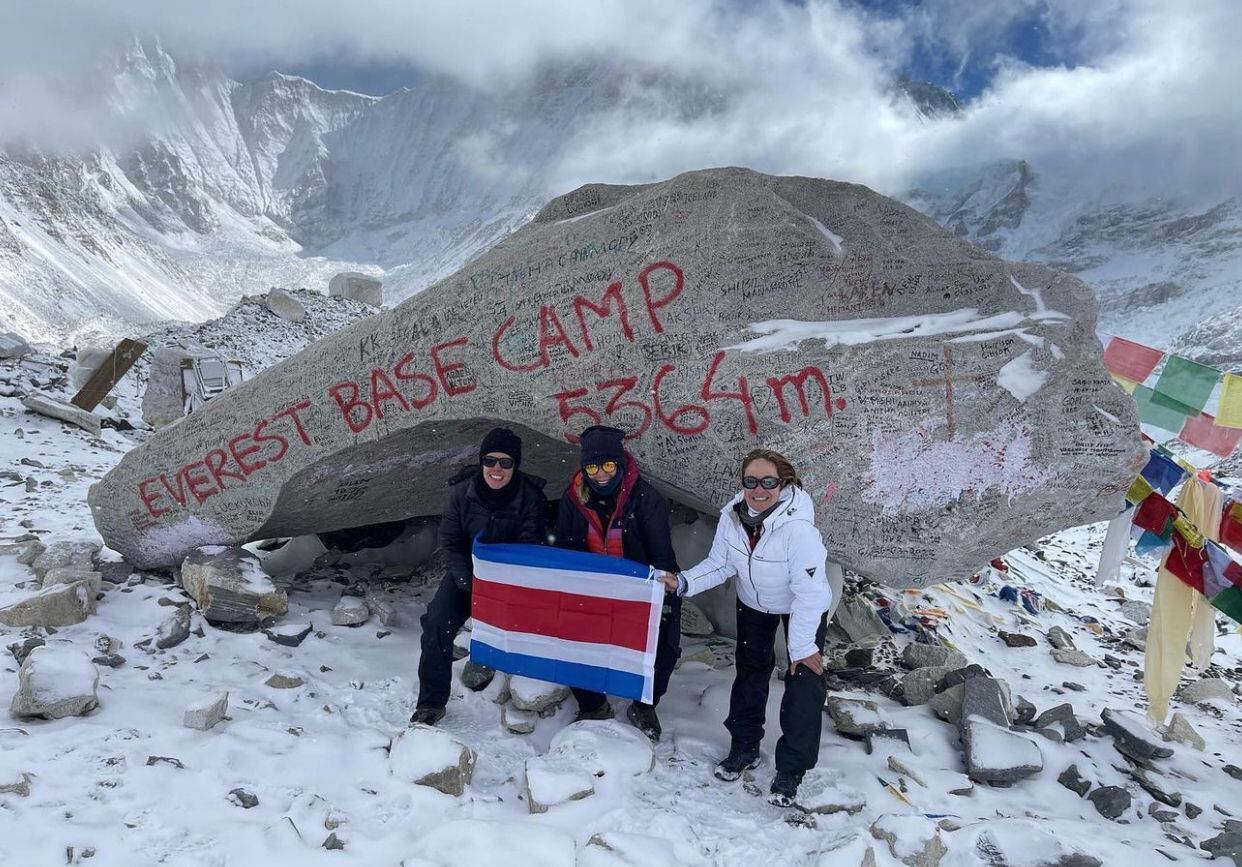 Cada nueva llegada es una meta cumplida. Aquí Lorena posa en una de las bases que la hacen sentir cada vez más cerca del Everest. Foto: Instagram