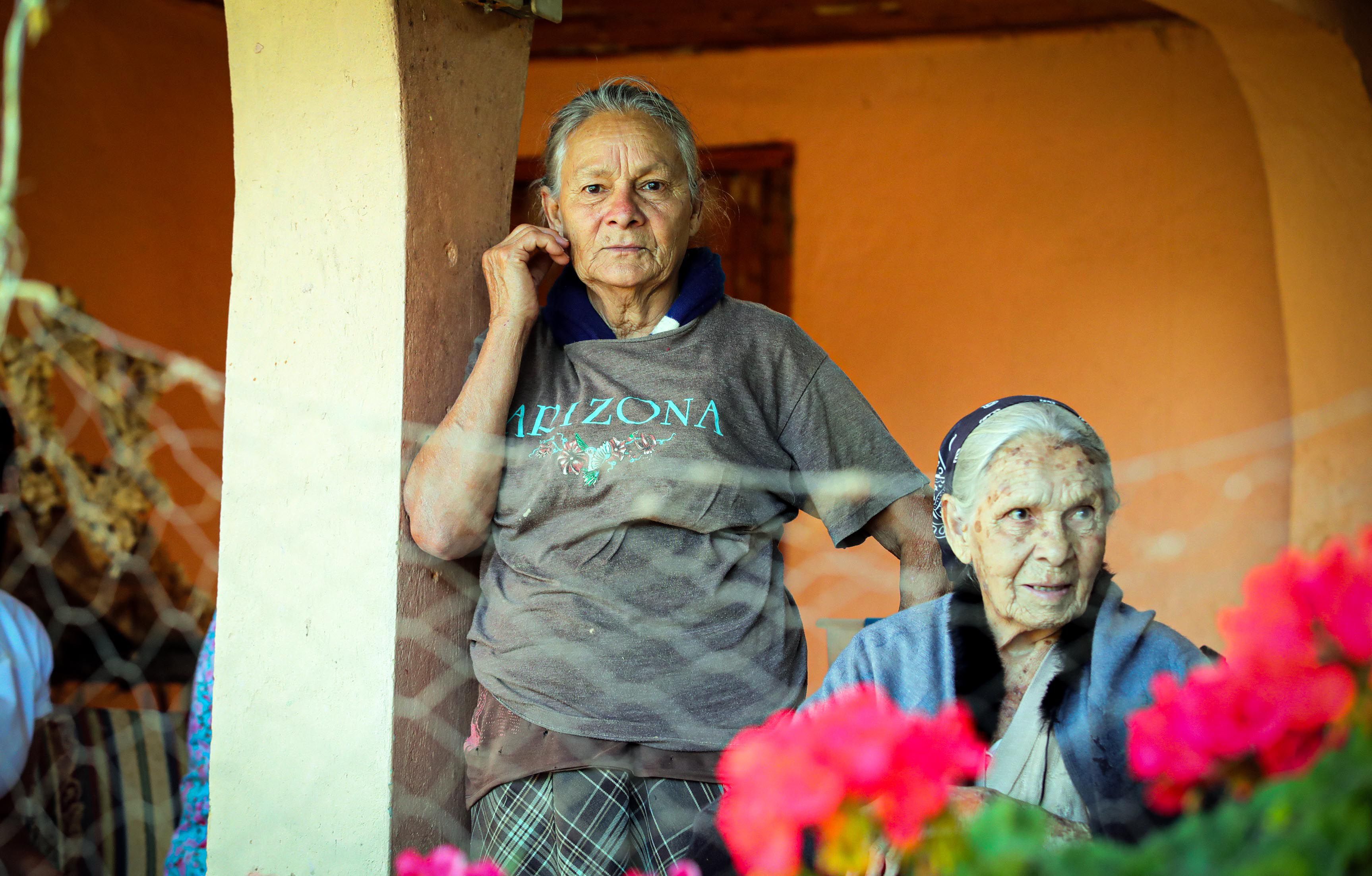A doña Alicia Hernández Romero, de 97 años (sentada), la cuidan dos hijas que también son adultas mayores. Y lo hacen muy bien, según constató el equipo del Hospital Nacional de Geriatría que periódicamente las visita en su casa, en Quebrada Honda de Guatuso, en Patarrá. Aquí aparece junto a Hilda Fallas, su hija de 77 años, quien no para de agradecer al equipo que periódicamente las visita. 