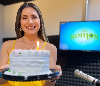 Natalia Monge fue sorprendida por varios amigos con un pastel para celebrar su cumpleaños el viernes 23 de febrero.