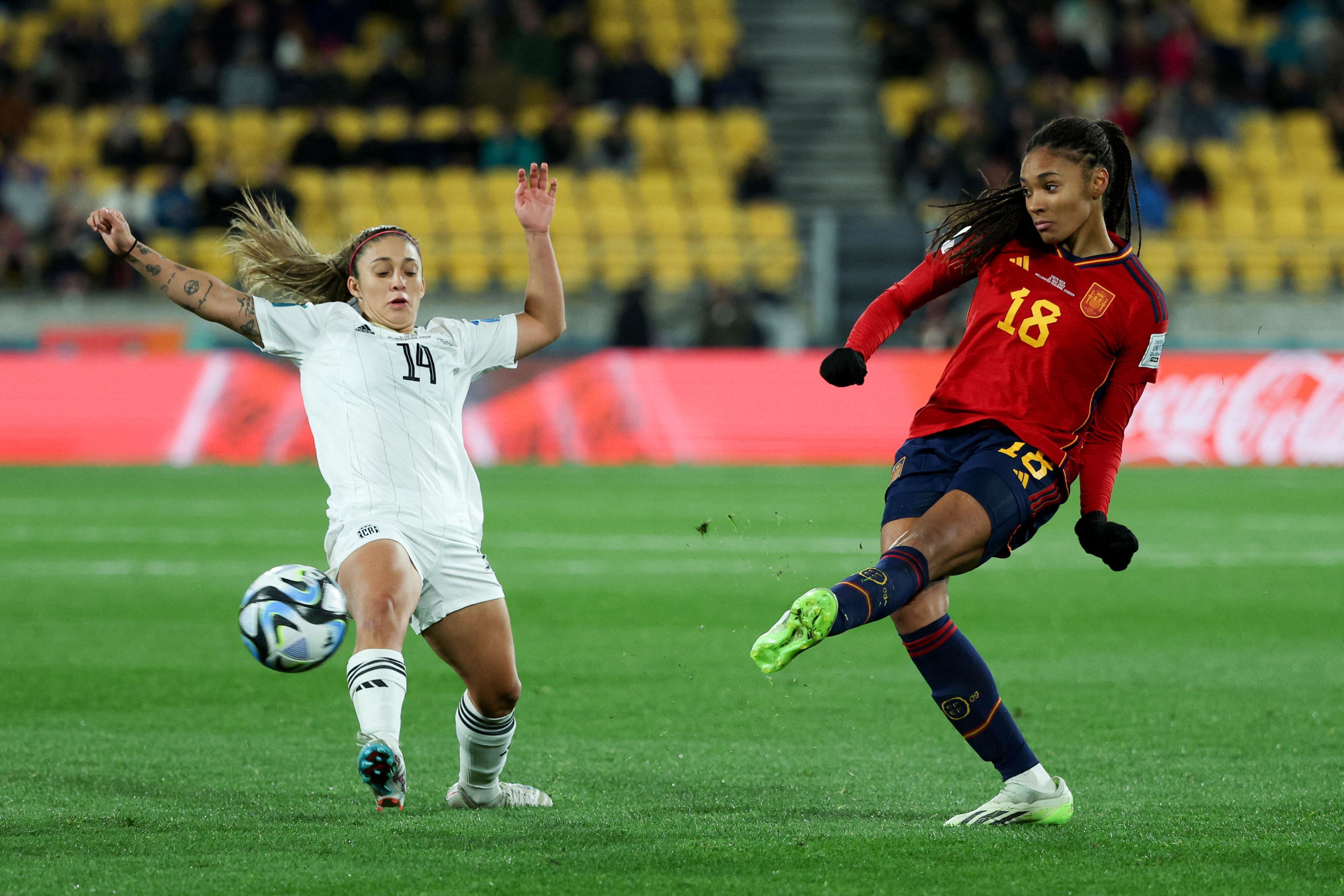 Salma Paralluelo no anotó, pero fue una de las jugadoras de España más incómodas para la Selección Femenina de Costa Rica. En la acción, Priscila Chinchilla intenta quitarle el balón.