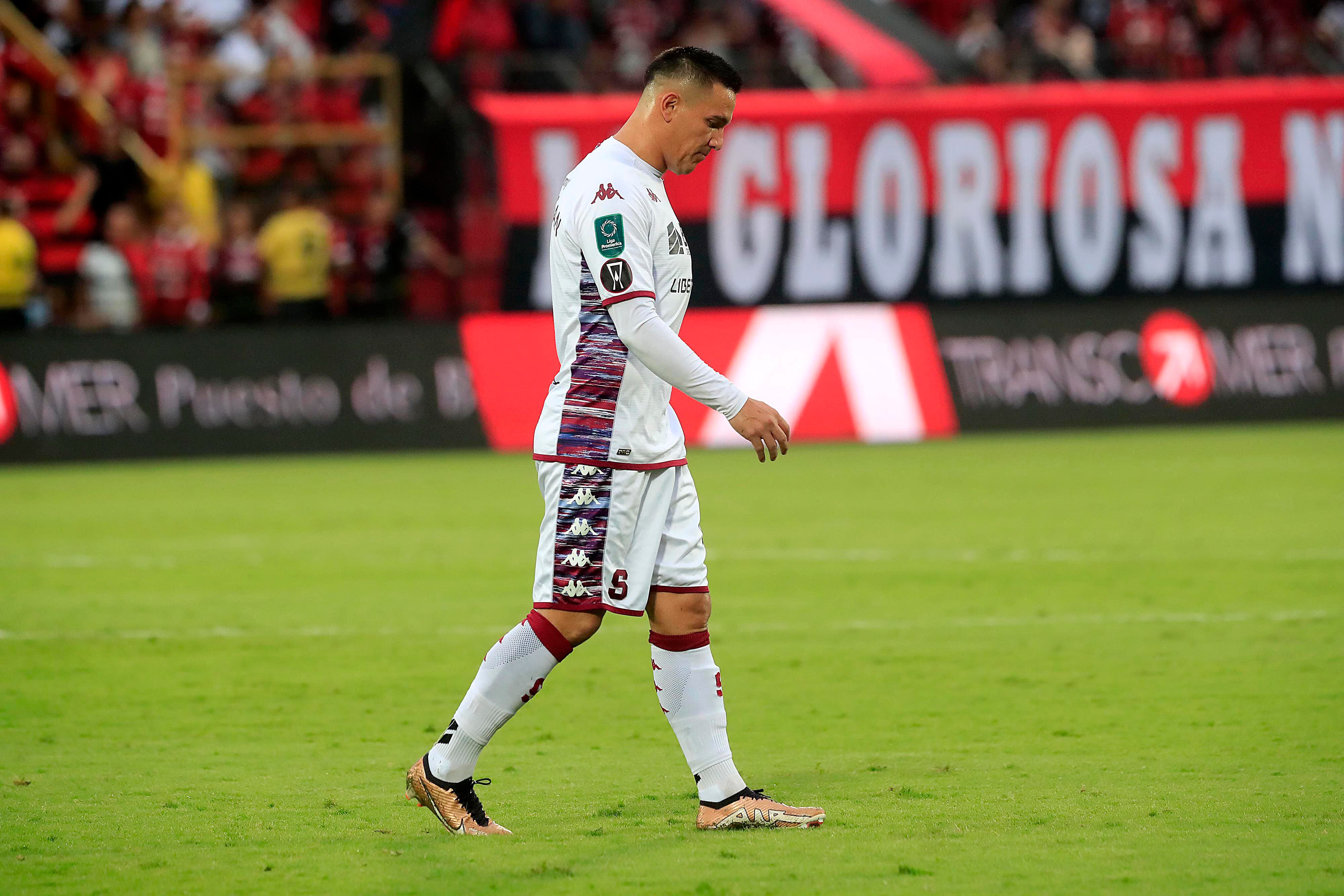 Antes del partido ante Alajuelense, David Guzmán venia con el problema en la rodilla izquierda que a los 10 minutos de iniciado el juego, lo sacó de la cancha.