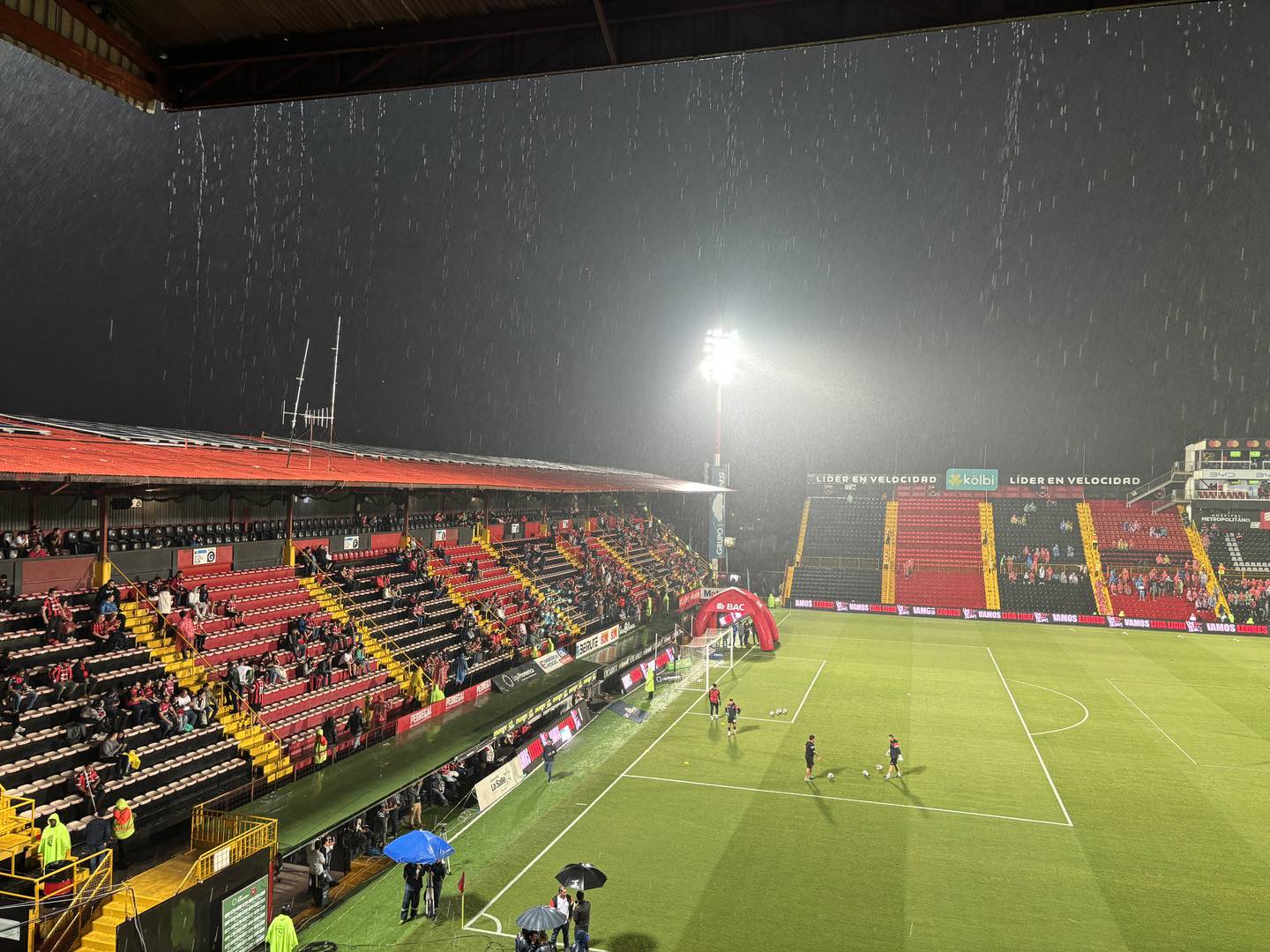 La lluvia se mantiene constante como protagonista en la previa del partido entre Liga Deportiva Alajuelense y Herediano.