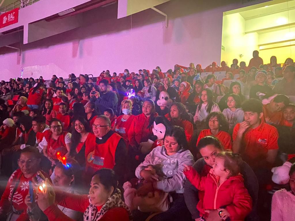 Más de 200 niños de las Obras del Espíritu Santo fueron invitados a  vivir la fantasía de Disney con la puesta en escena 'Magia y Sinfonía'. Foto: OES para LN.