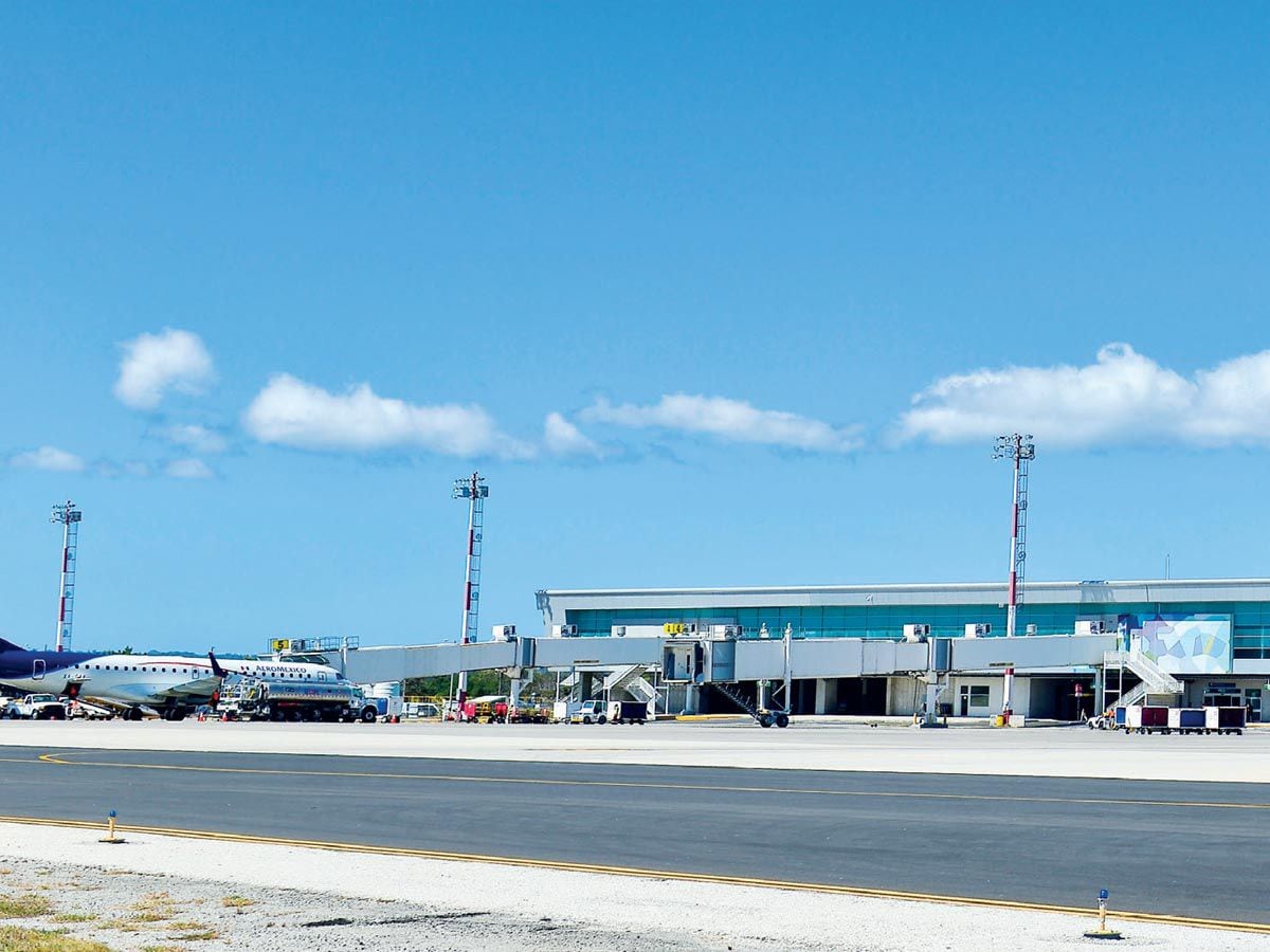 El presidente Rodrigo Chaves destituyó a Luis Amador como ministro de Obras Públicas y Transportes por posible irregularidad en contratación de MECO para reparar la pista del aeropuerto Daniel Oduber, en Liberia, Guanacaste.
