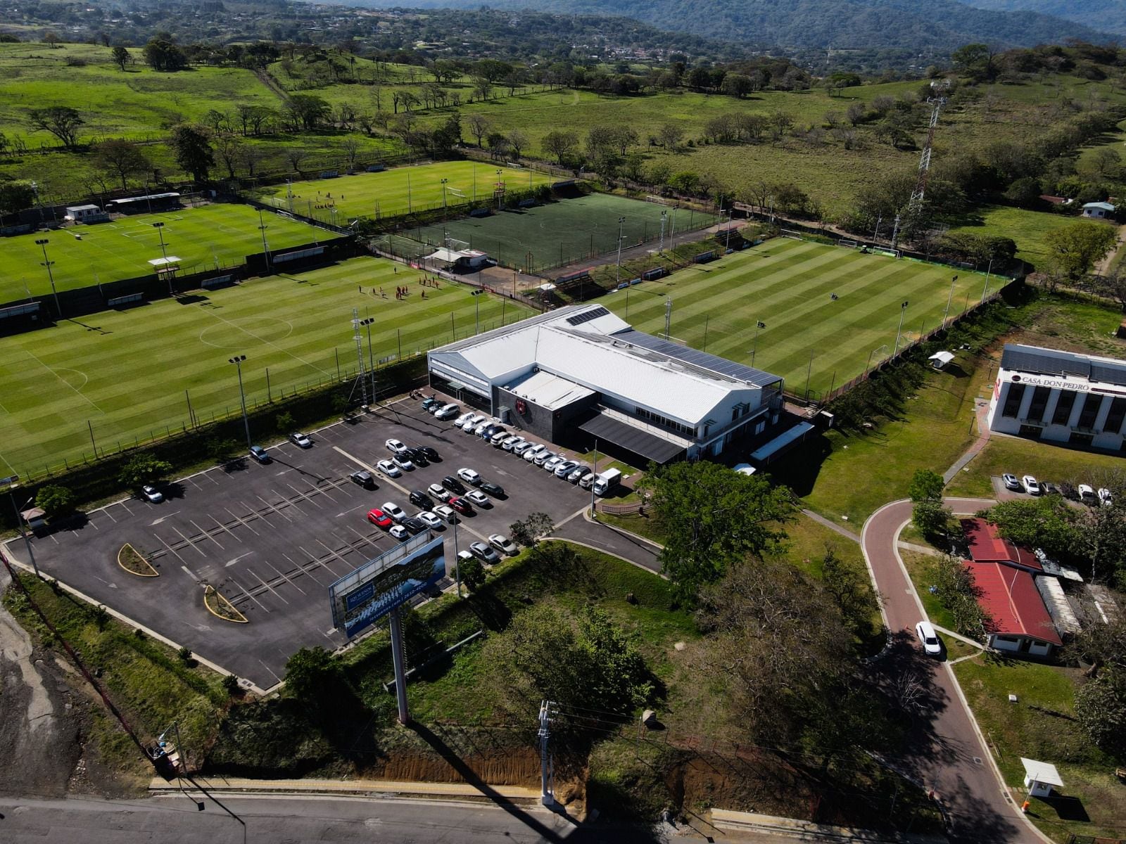 Casi toda la energía que se consume en el Centro de Alto Rendimiento proviene de los paneles solares que se pusieron en el complejo donde opera Liga Deportiva Alajuelense.