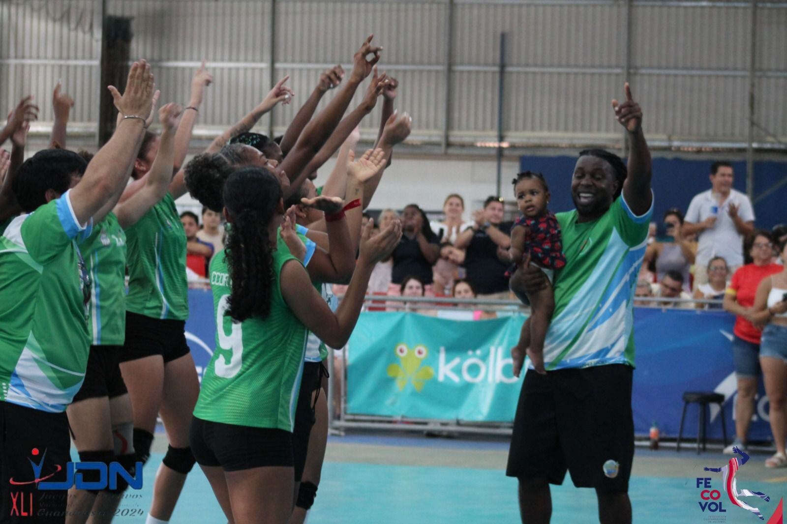 Las jugadoras de Limón, junto al técnico Kareen Richards, celebran el campeonato del voleibol femenino en los Juegos Nacionales Guanacaste 2024. Cortesía Icoder