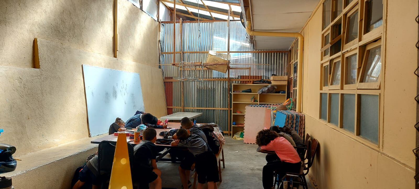 En la Escuela Carlos J. Peralta, en Cartago, el aula de Educación Física debe ser compartida para recibir clases de Inglés debido al hacinamiento. Es parte de la infraestructura que se inunda cada vez que llueve. Foto: Keyna Calderón