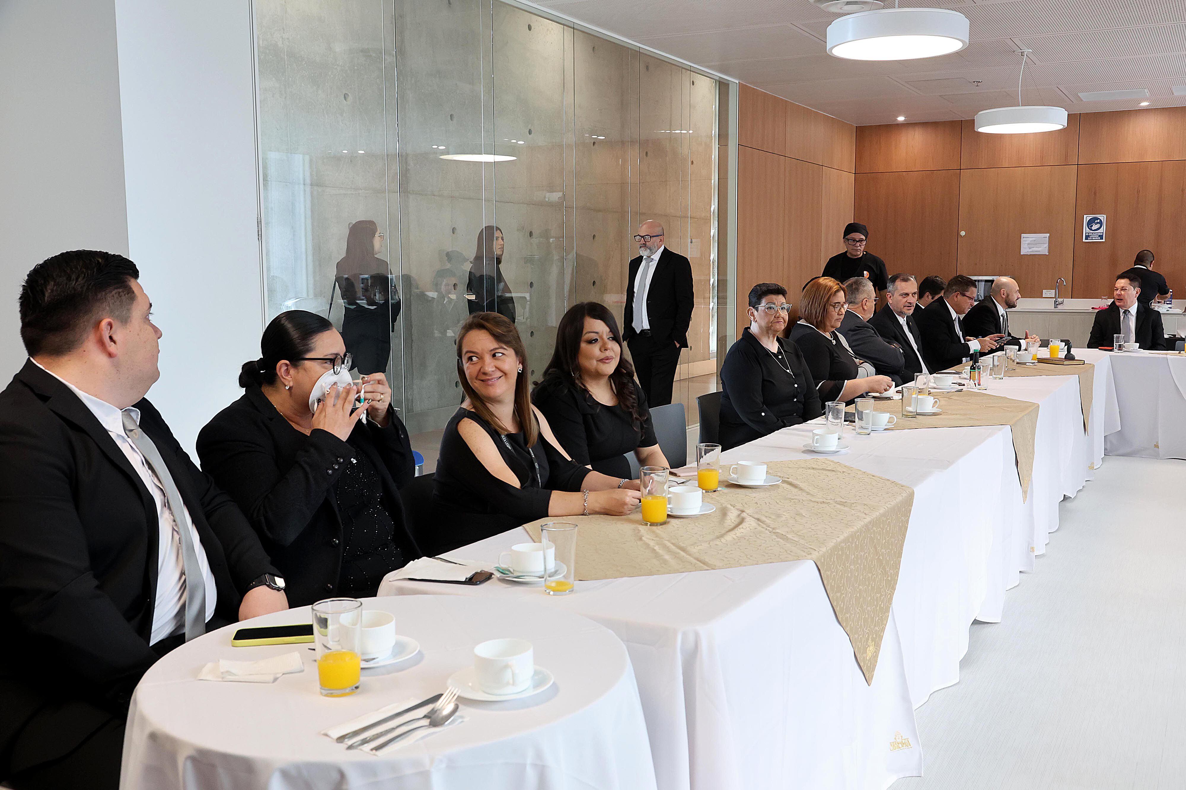 Ocho diputados de la fracción oficialista de Progreso Social Democrático realizaron un desayuno grupal, al cual asistieron junto a sus familias. La única ausente fue Luz Mary Alpízar.