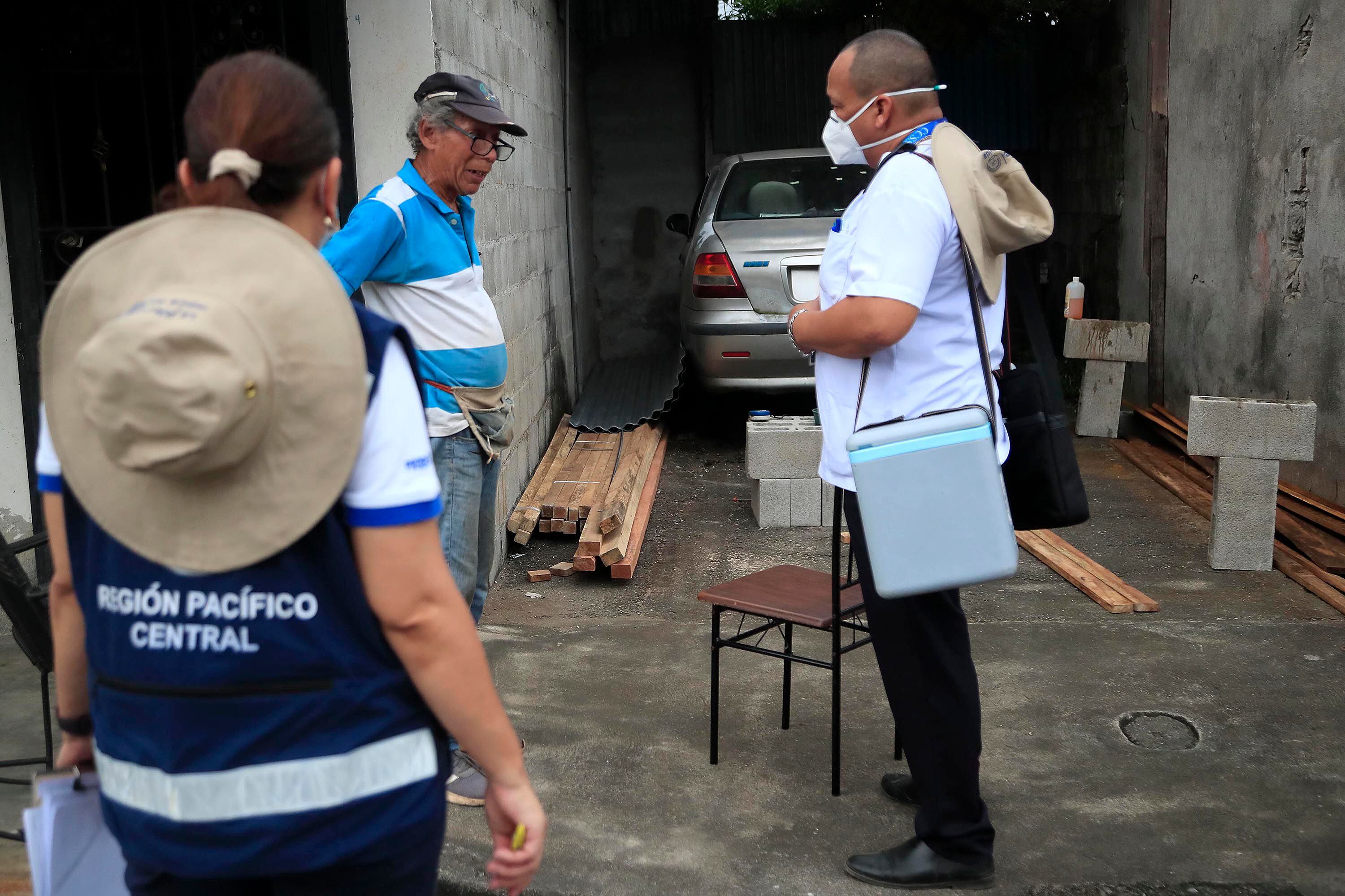 William Azofeifa, vecino de Chacarita, Puntarenas, se negó a recibir la tercera dosis. El conversó con Javier Molina y con Jessie Sandí, parte del equipo vacunador de la región.

