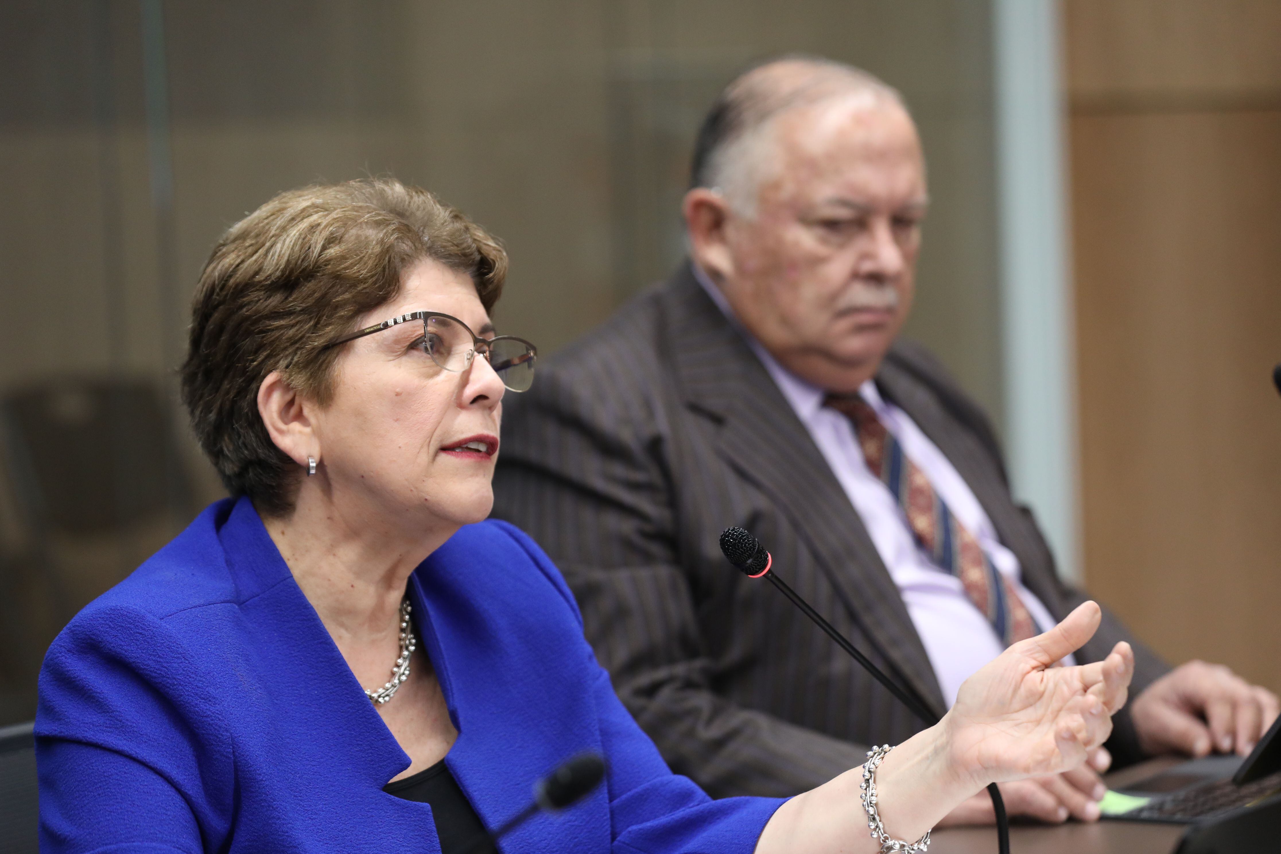 La contralora Marta Acosta le dijo a Rodrigo Chaves que grabará la reunión y la pondrá a disposición del público, porque en una ocasión anterior le atribuyeron afirmaciones falsas. Foto: Asamblea Legislativa