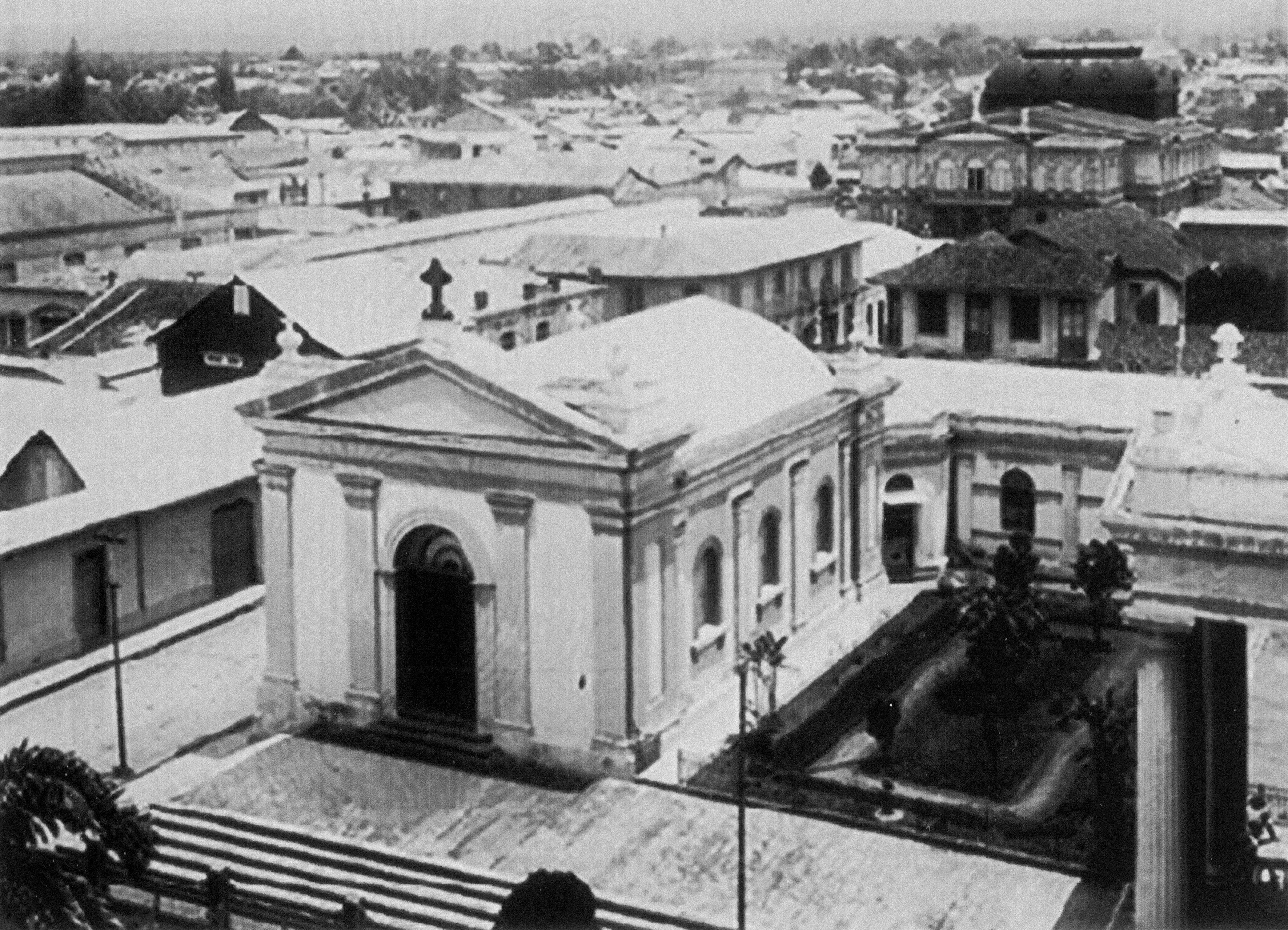 La capilla del Sagrario vista desde la cornisa de la Catedral Metropolitana, hacia 1920. Al fondo se aprecia el Teatro Nacional. 